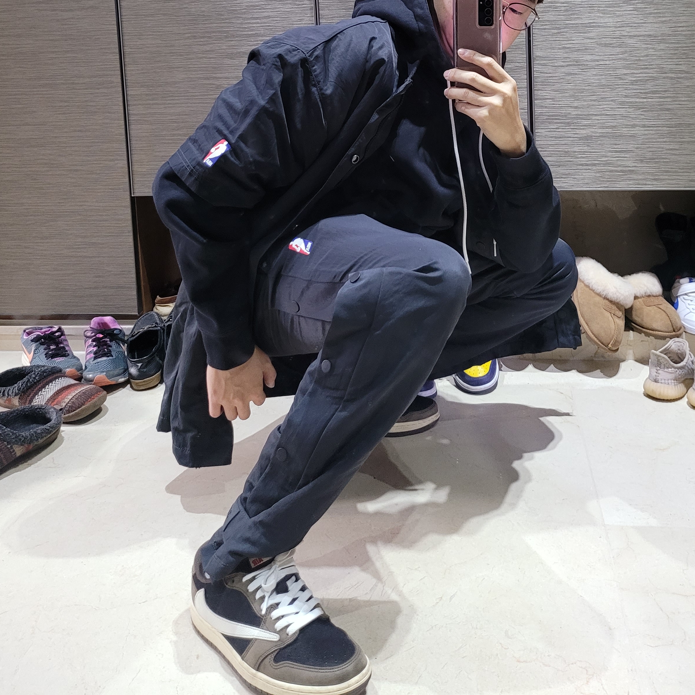 Jordan 1 x Travis Scott Retro Low OG SP Mocha, Nike x Fear of God Warm Up Pants Off Noir 착용 스타일