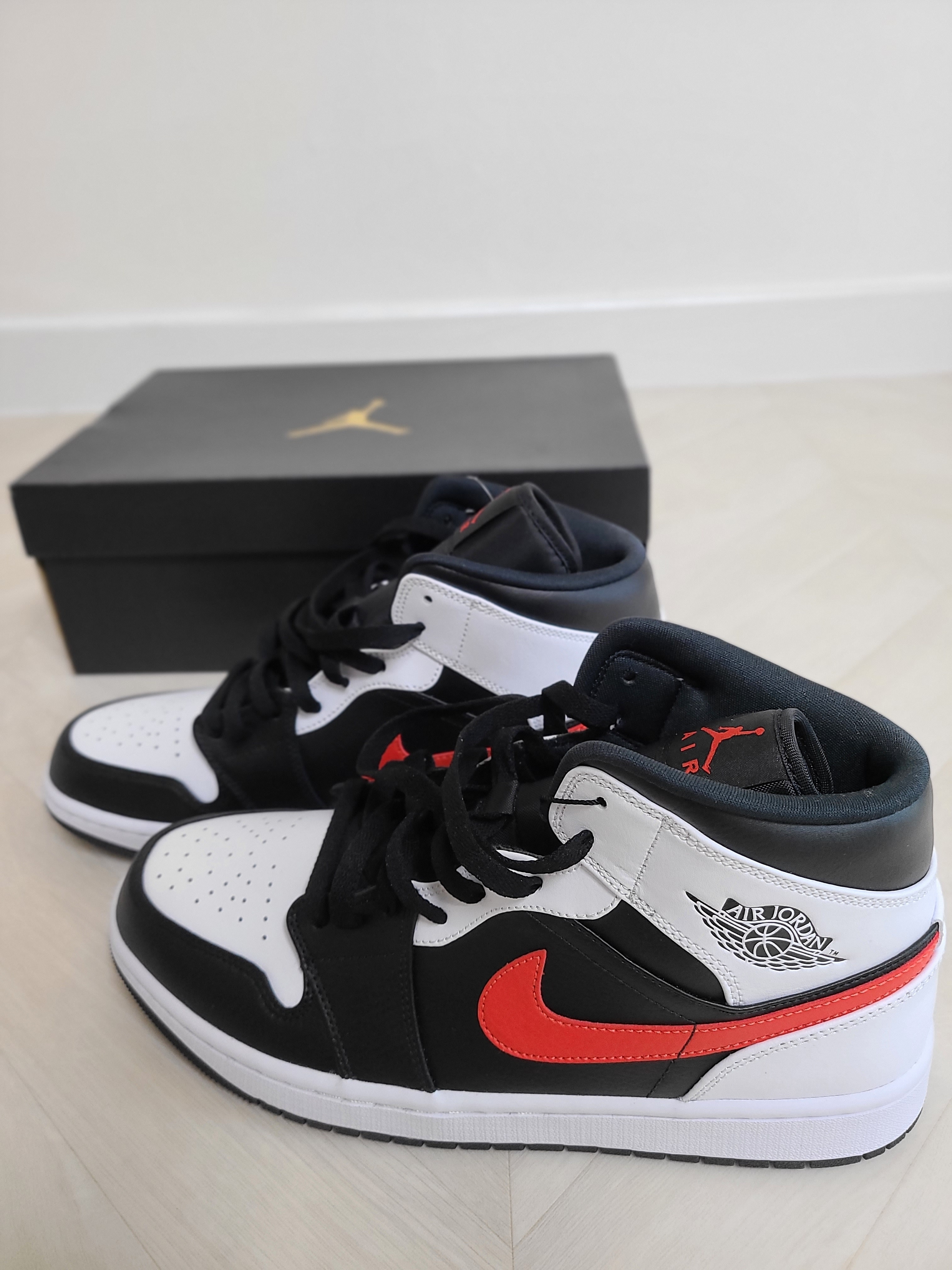Jordan 1 Mid Black Chile Red 착용 스타일 - 1