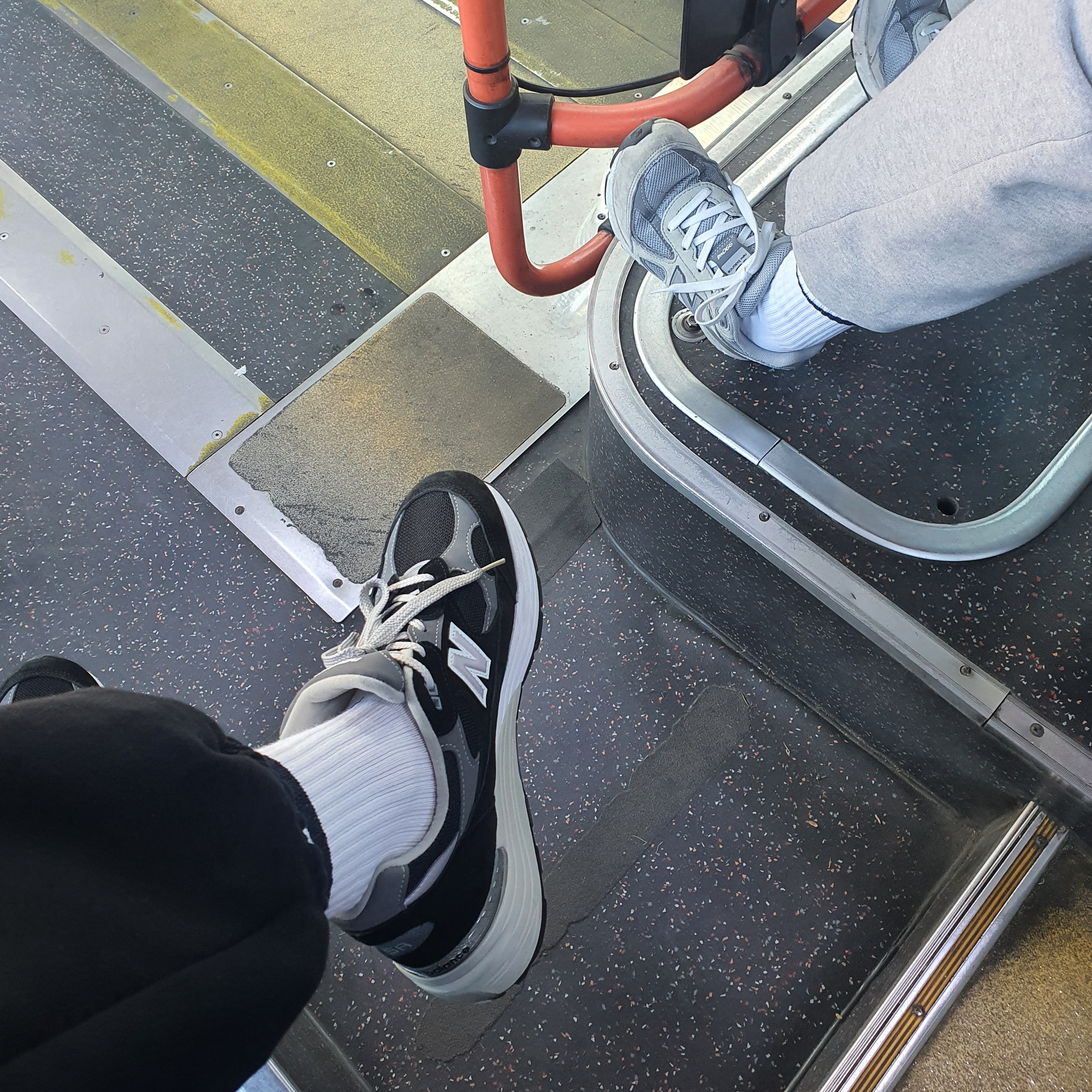 New Balance 992 Made in USA Black Grey, New Balance 990vs4 Made in USA Grey 착용 스타일 - 2