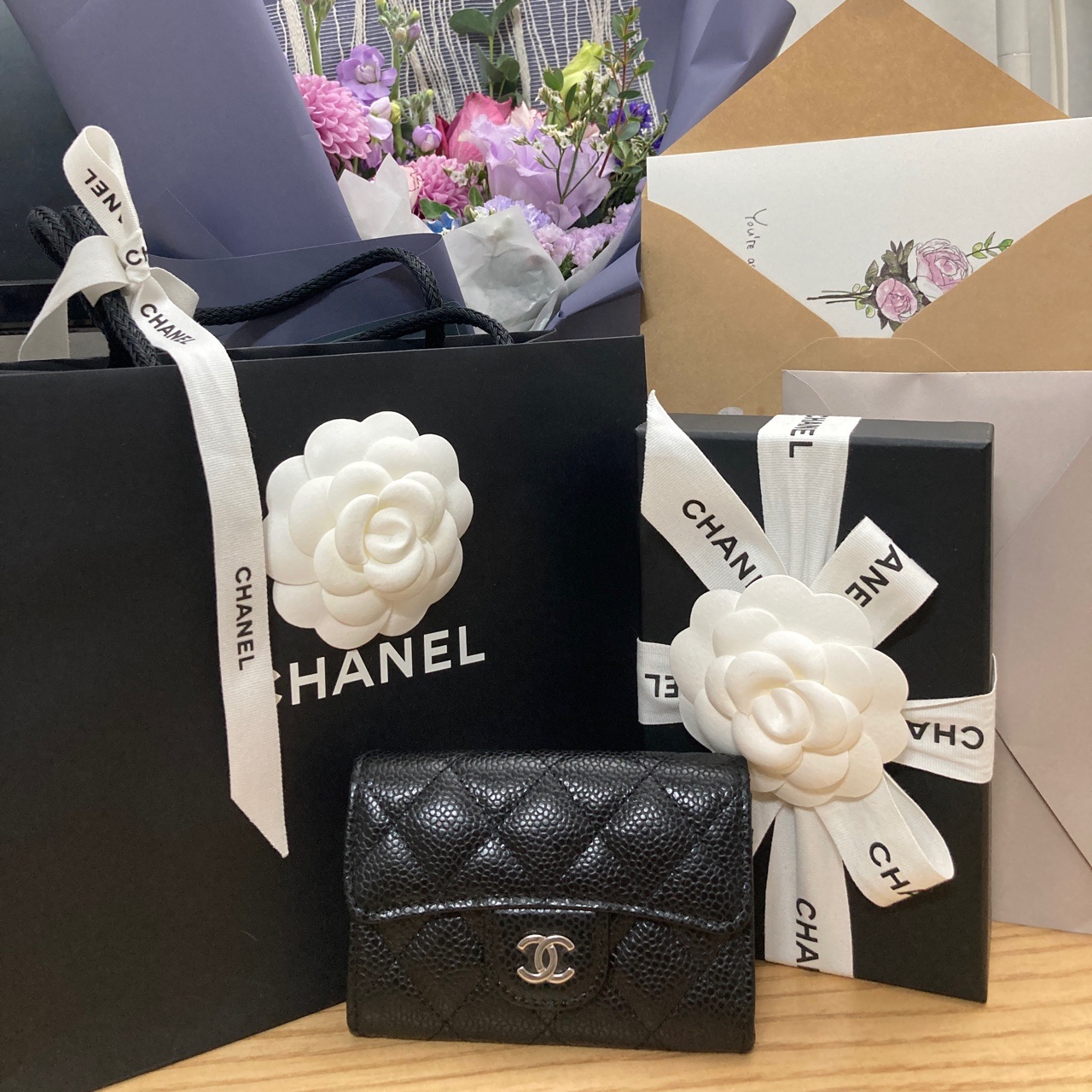 Chanel Classic Card Holder Grained Calfskin & Silver Black 착용 스타일