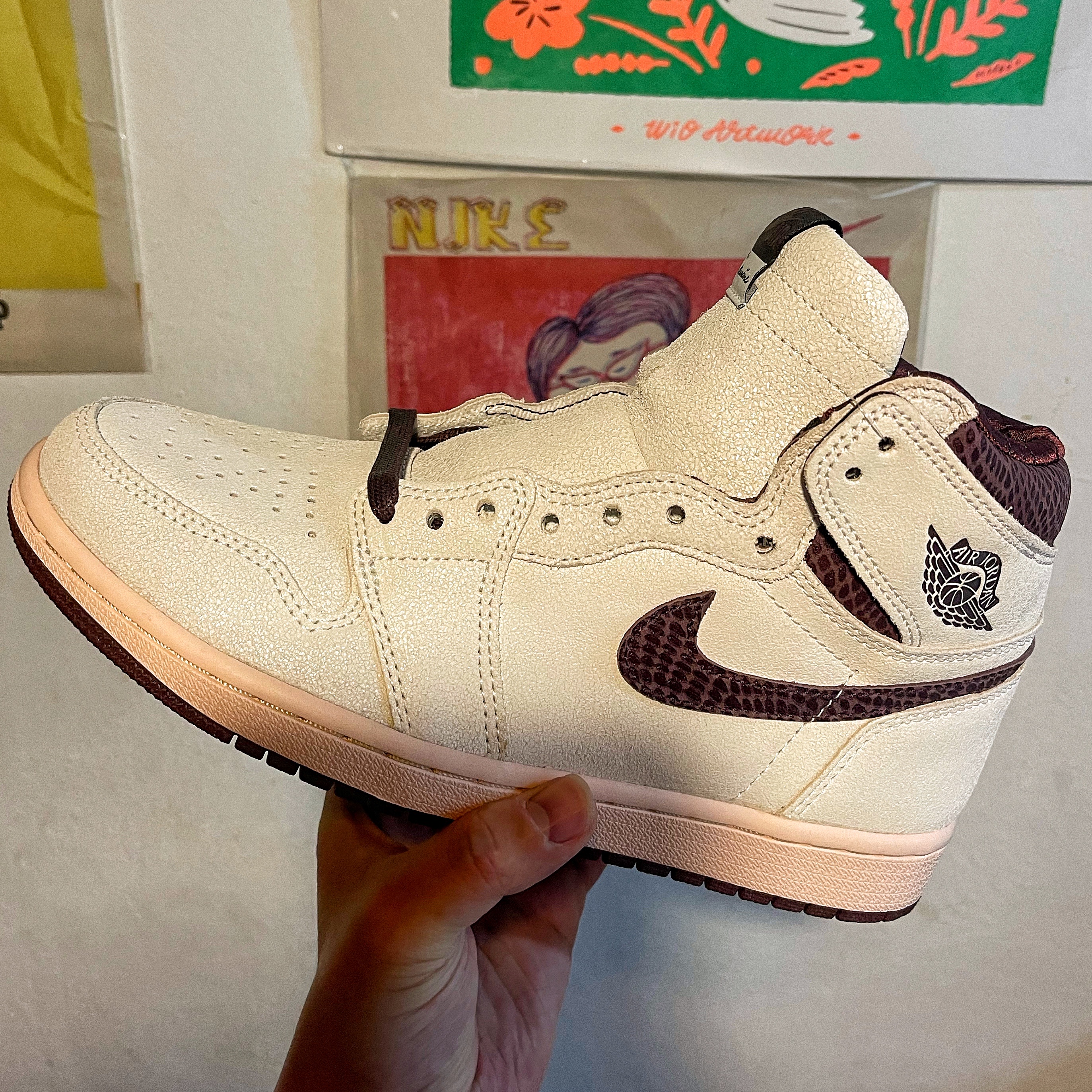 Jordan 1 x A Ma Maniere Retro High OG SP Sail and Burgundy 착용 스타일