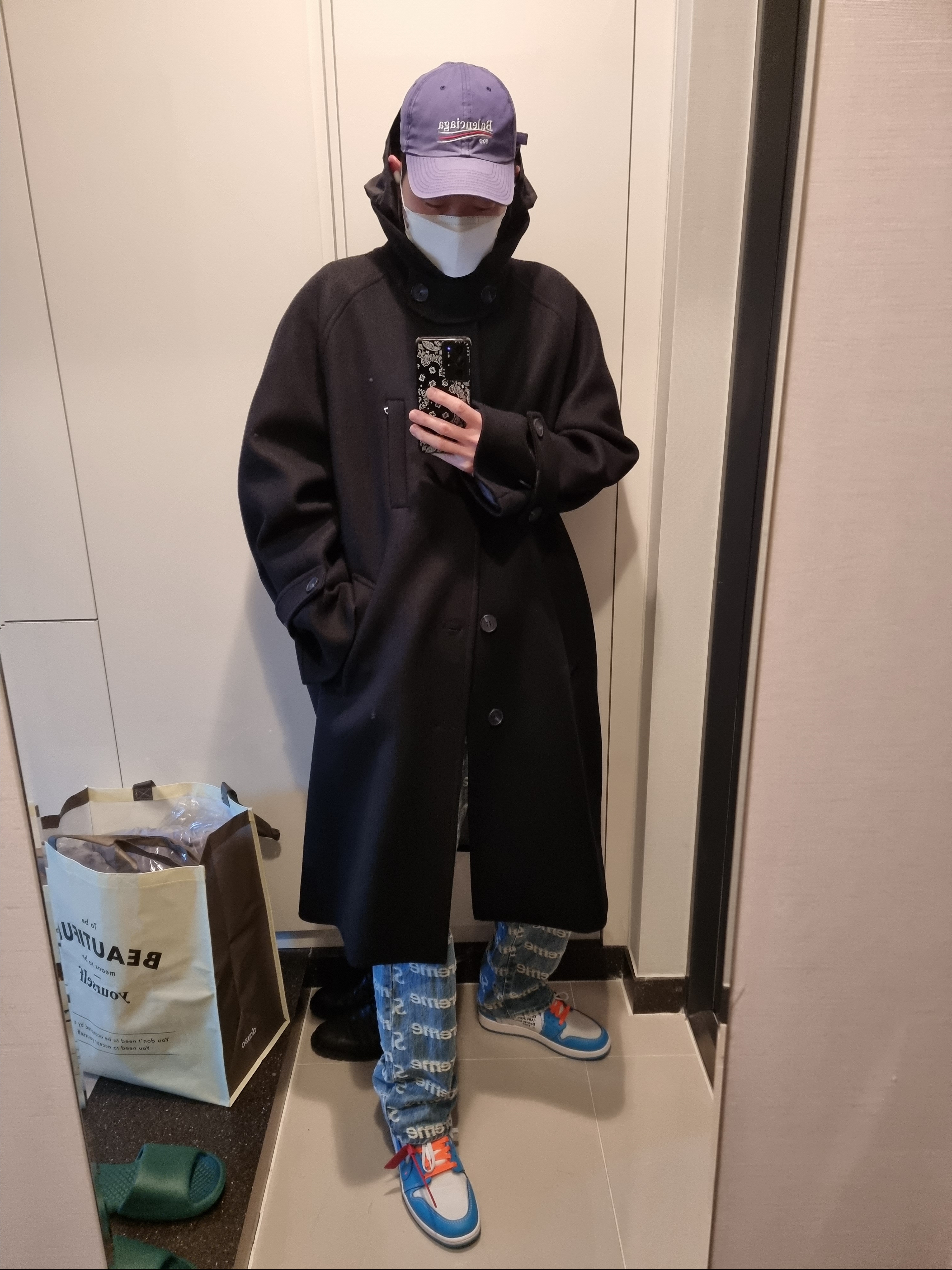 Supreme Frayed Logos Regular Jean Blue - 21SS, Jordan 1 x Off-White Retro High University Blue 착용 스타일