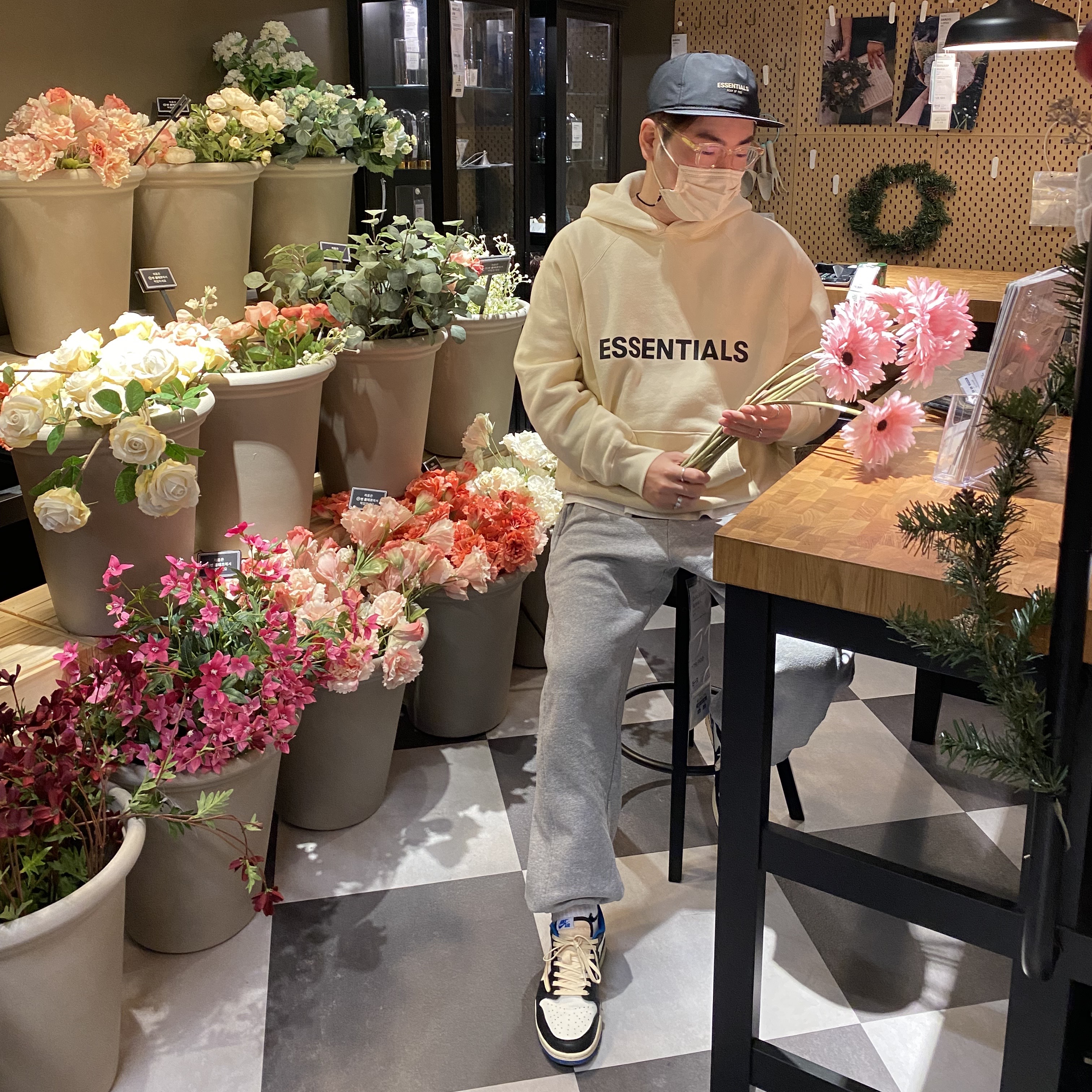 Jordan 1 x Travis Scott x Fragment Retro Low OG SP Military Blue, Essentials Pull-Over Hoodie Cream - 21SS 착용 스타일