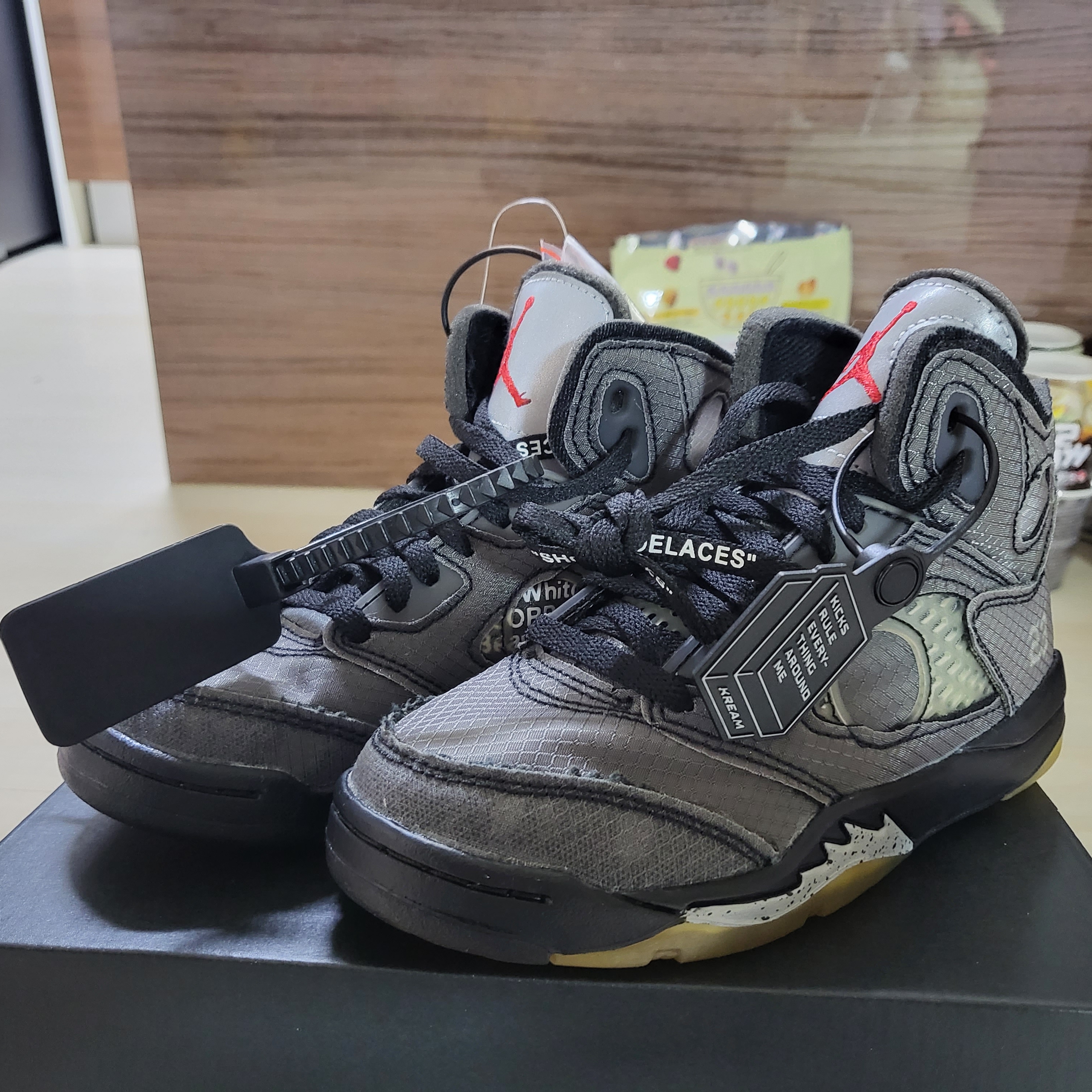 (PS) Jordan 5 x Off-White Retro SP Black Muslin 착용 스타일 - 1