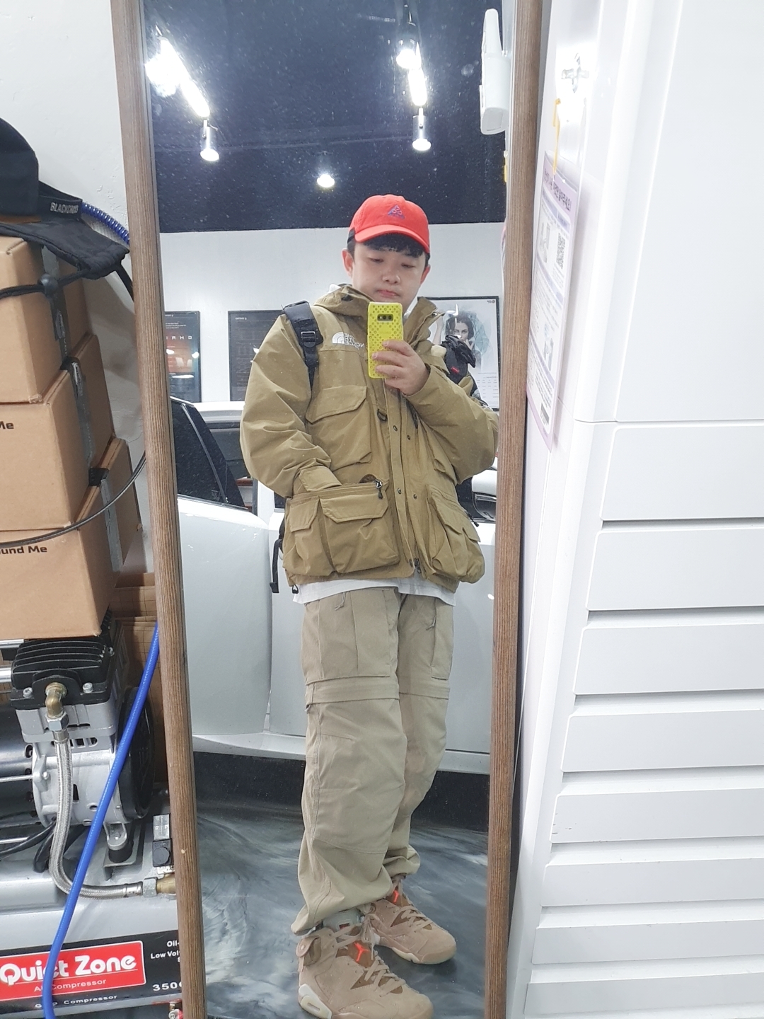 Supreme x The North Face Cargo Jacket Gold - 20SS, Jordan 6 x Travis Scott Retro SP British Khaki 착용 스타일