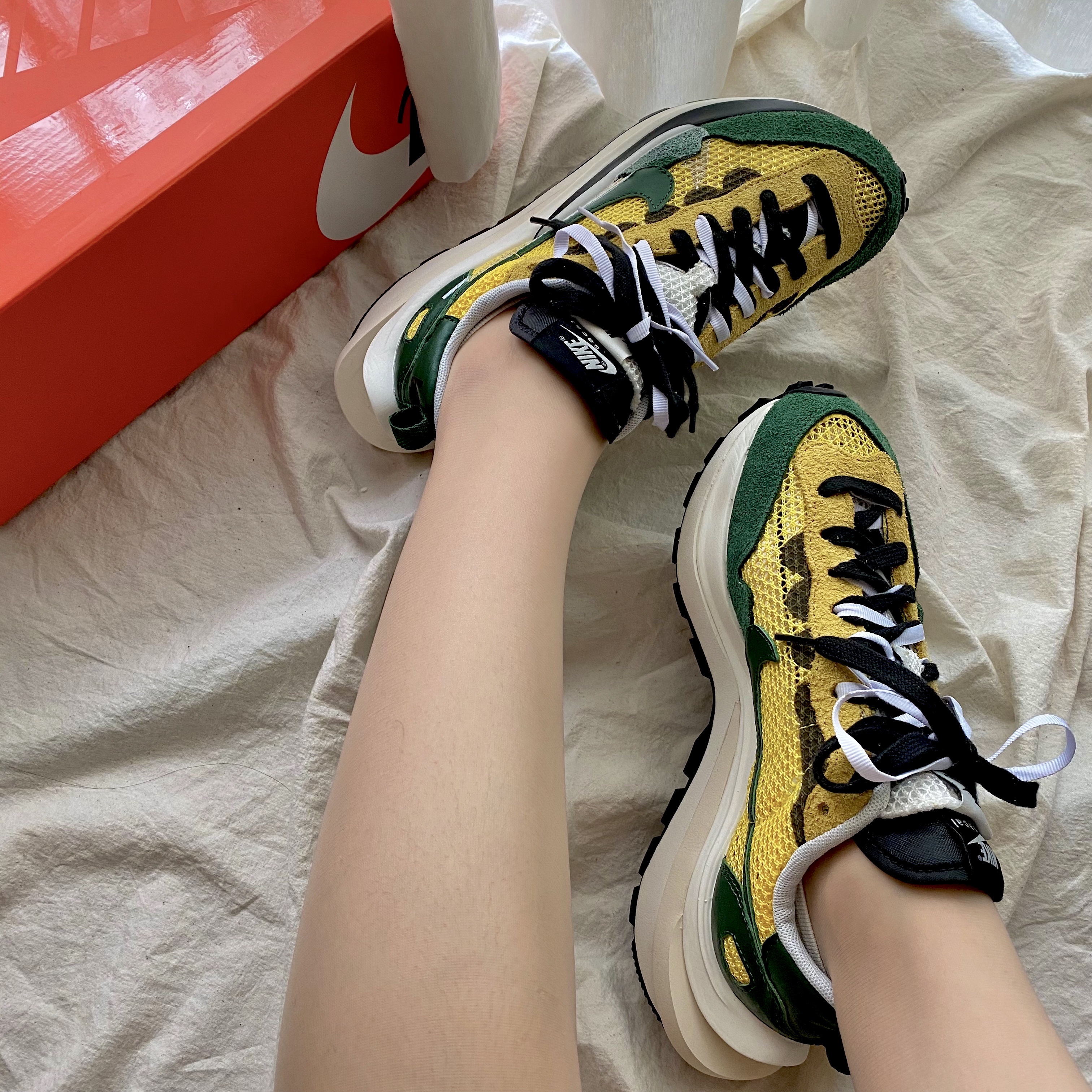 Nike x Sacai VaporWaffle Tour Yellow & Gorge Green Sail, Jordan x Travis Scott x Fragment T-Shirt Sail (DJ0619-133) 착용 스타일 - 3