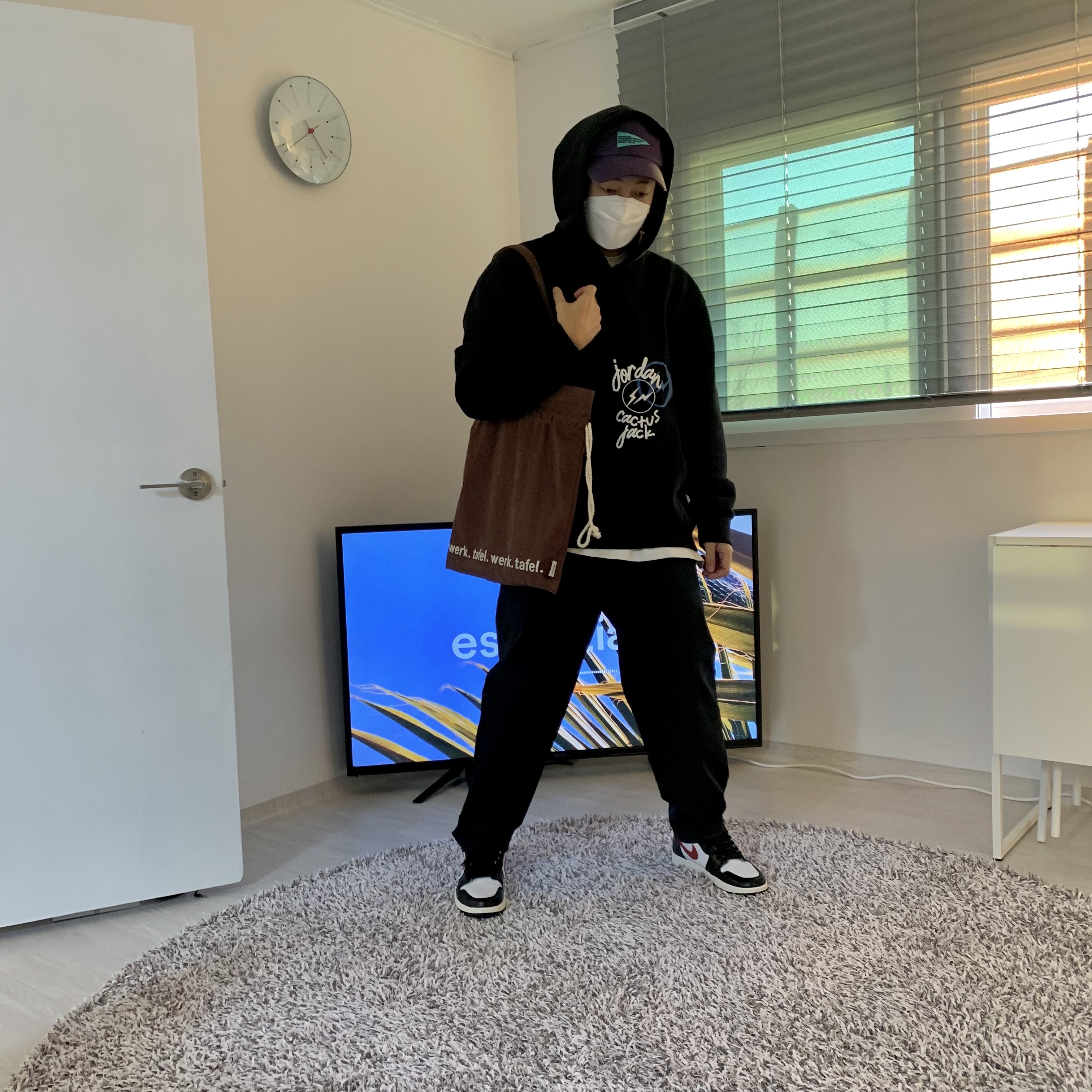 Jordan 1 Retro High OG Gym Red, Jordan x Travis Scott x Fragment Hoodie Black (DJ0615-010) 착용 스타일 - 2