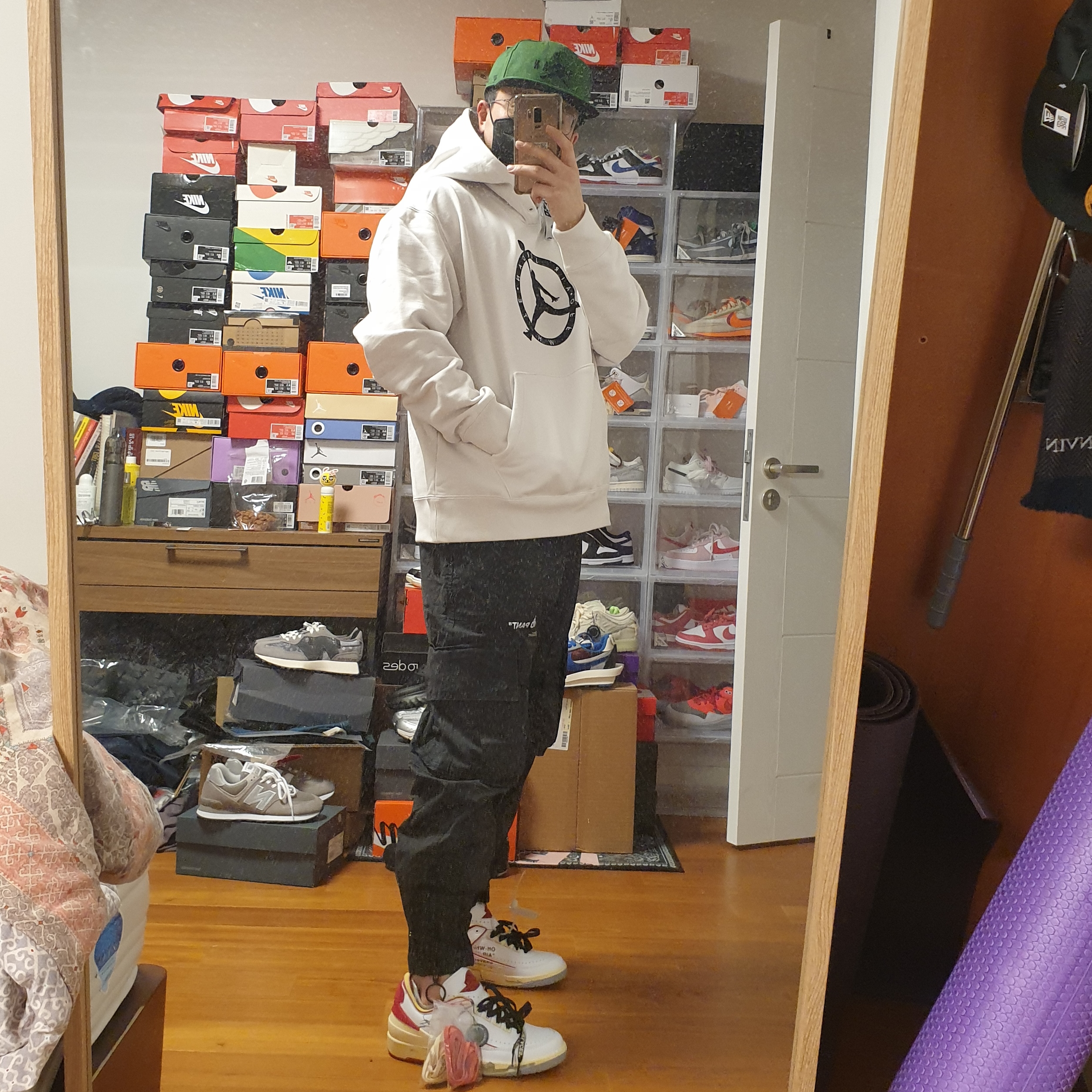 Jordan 2 x Off-White Retro Low SP White and Varsity Red, Jordan x Off-White Pro Jumpman Air Cap Forest Green 착용 스타일 - 2