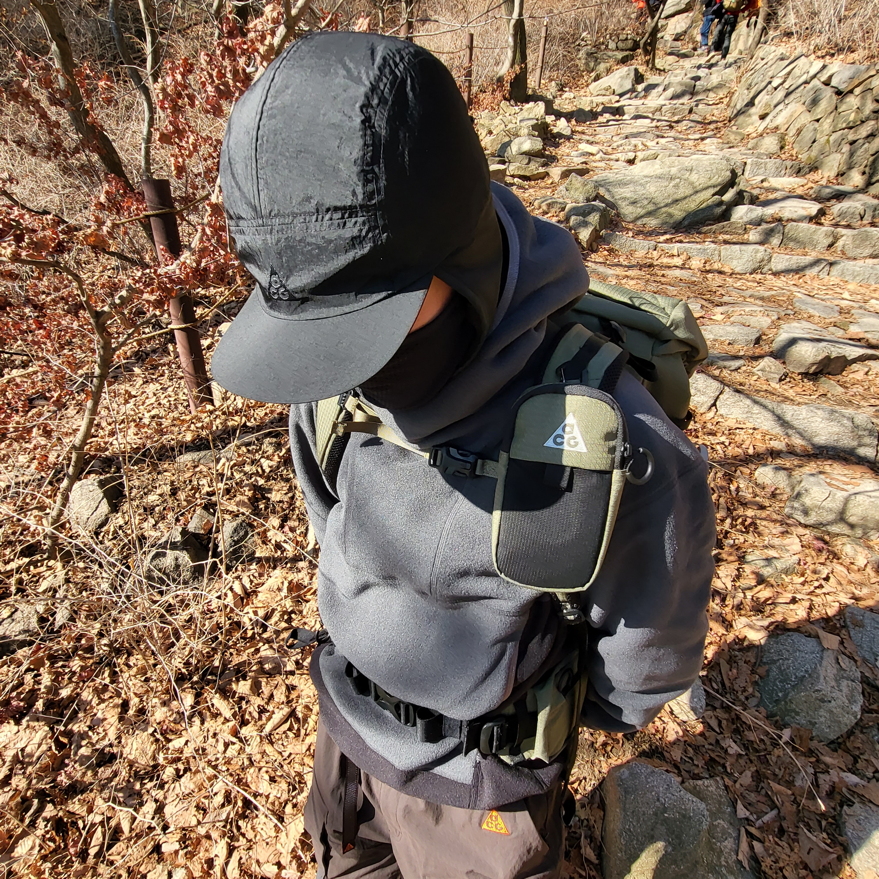 Nike ACG 36 Backpack Medium Olive, Nike ACG Warm AW84 Cap Black Anthracite 착용 스타일