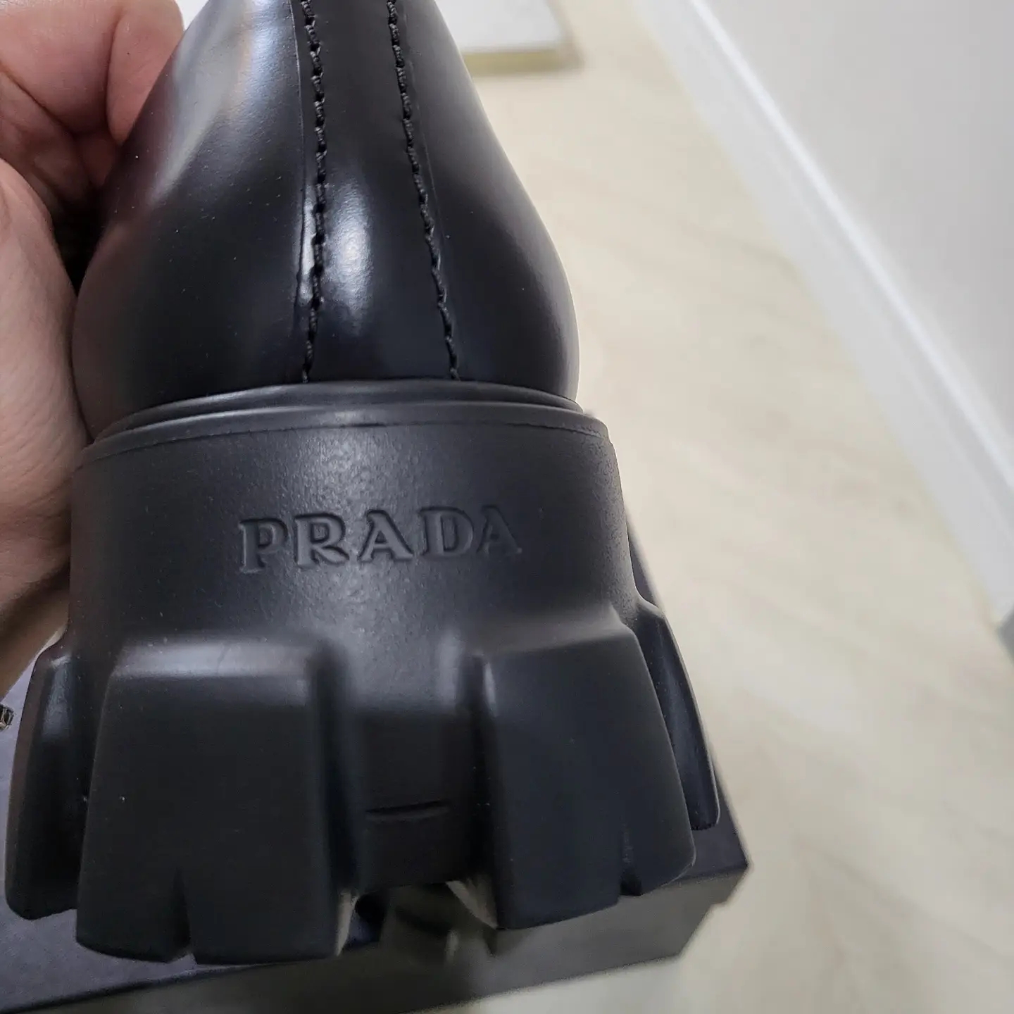Prada Re-Nylon Bucket Hat Black 착용 스타일 - 2