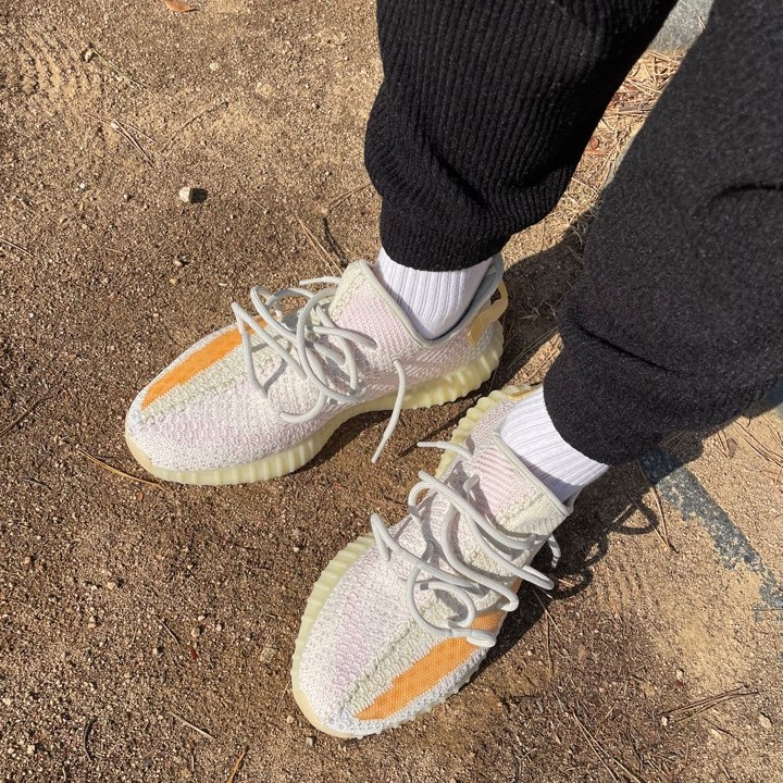 Adidas Yeezy Boost 350 V2 Light 착용 스타일