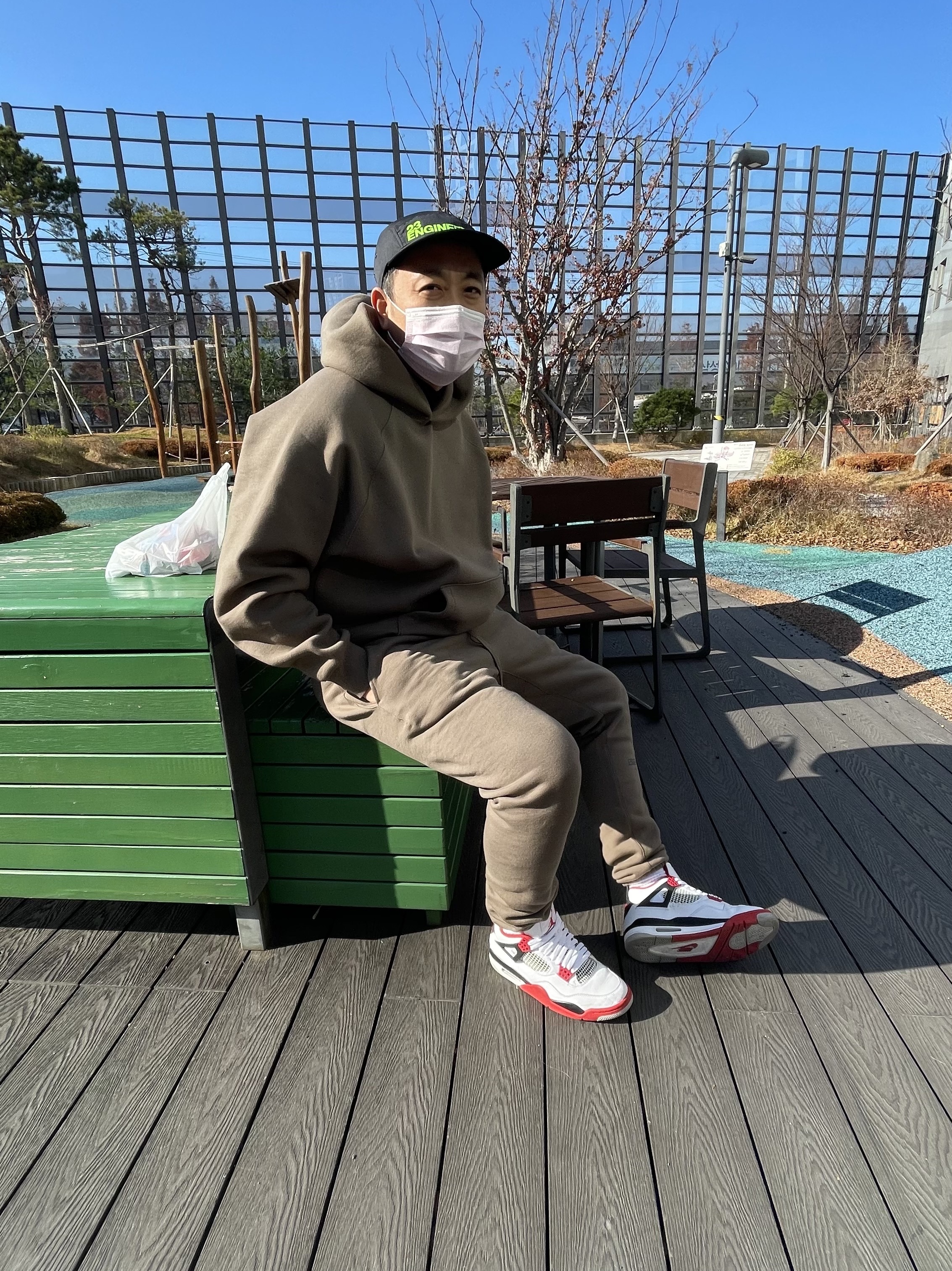 Jordan 4 Retro OG Fire Red 2020, Essentials Pull-Over Hoodie Harvest - 21FW 착용 스타일