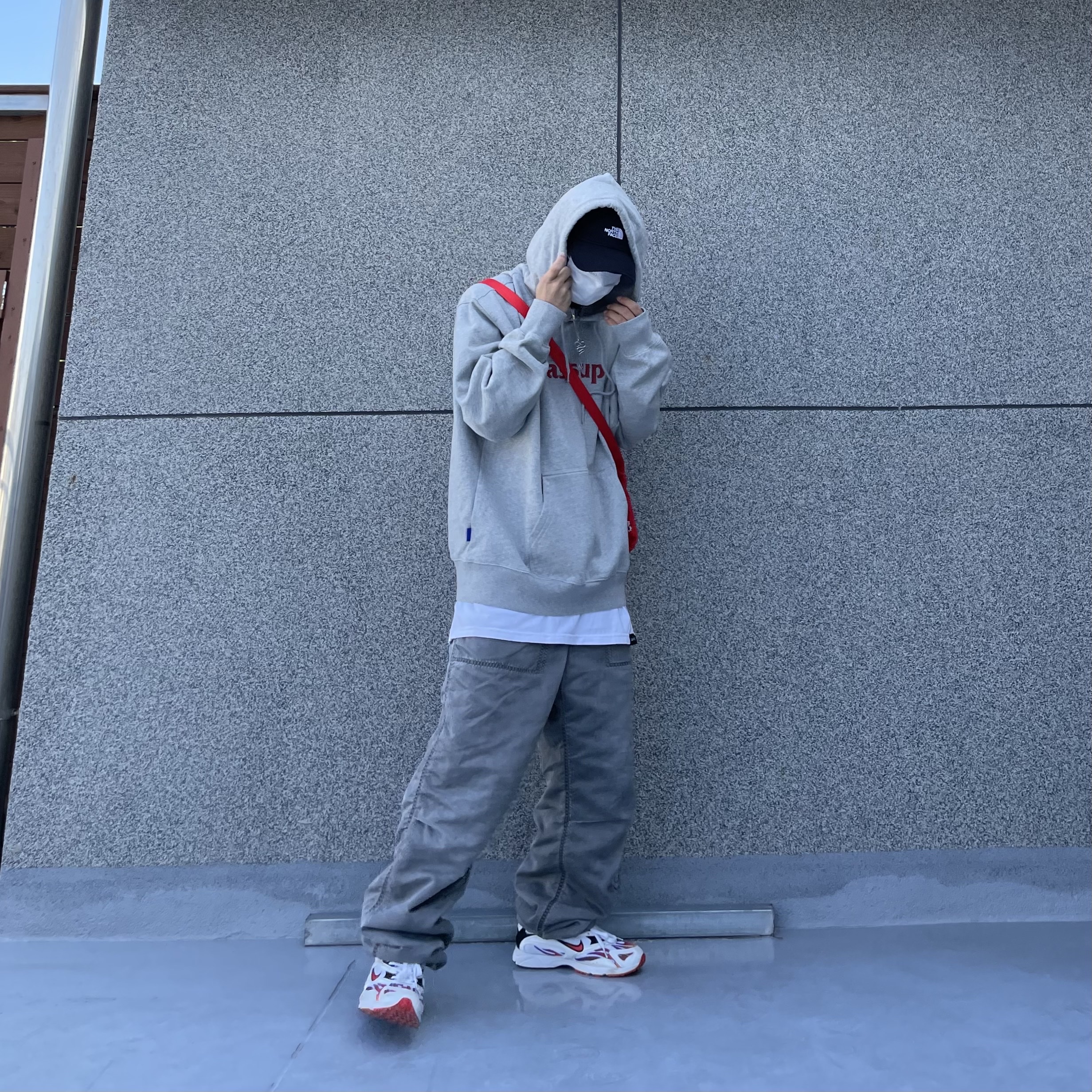 Nike x Supreme Zoom Streak Spectrum Plus White, Supreme Bandana Tarp Side Bag Red - 21SS 착용 스타일 - 1