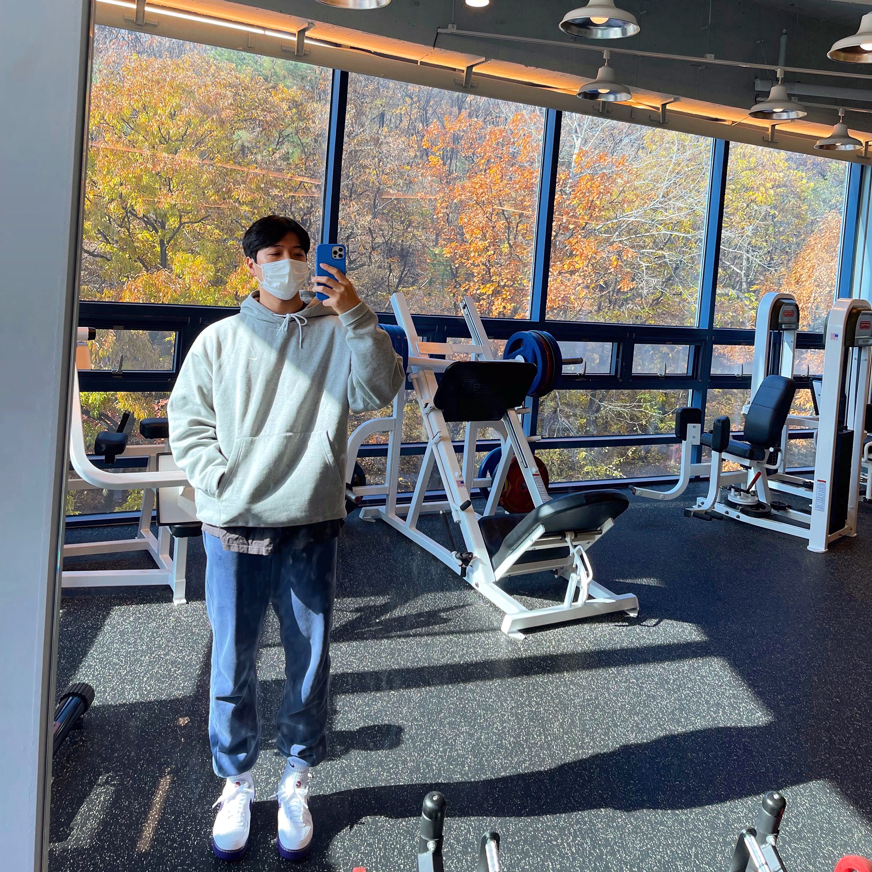 Nike NRG Solo Swoosh Fleece Hoodie Dark Grey Heather - US/EU, Nike Air Force 1 '07 LV8 EMB White and Court Purple 착용 스타일