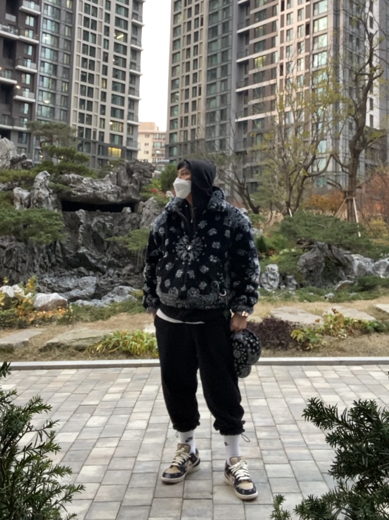 Supreme Bandana Camp Cap Black - 21SS, Supreme Bandana Faux Fur Bomber Jacket Black - 21SS 착용 스타일 - 2