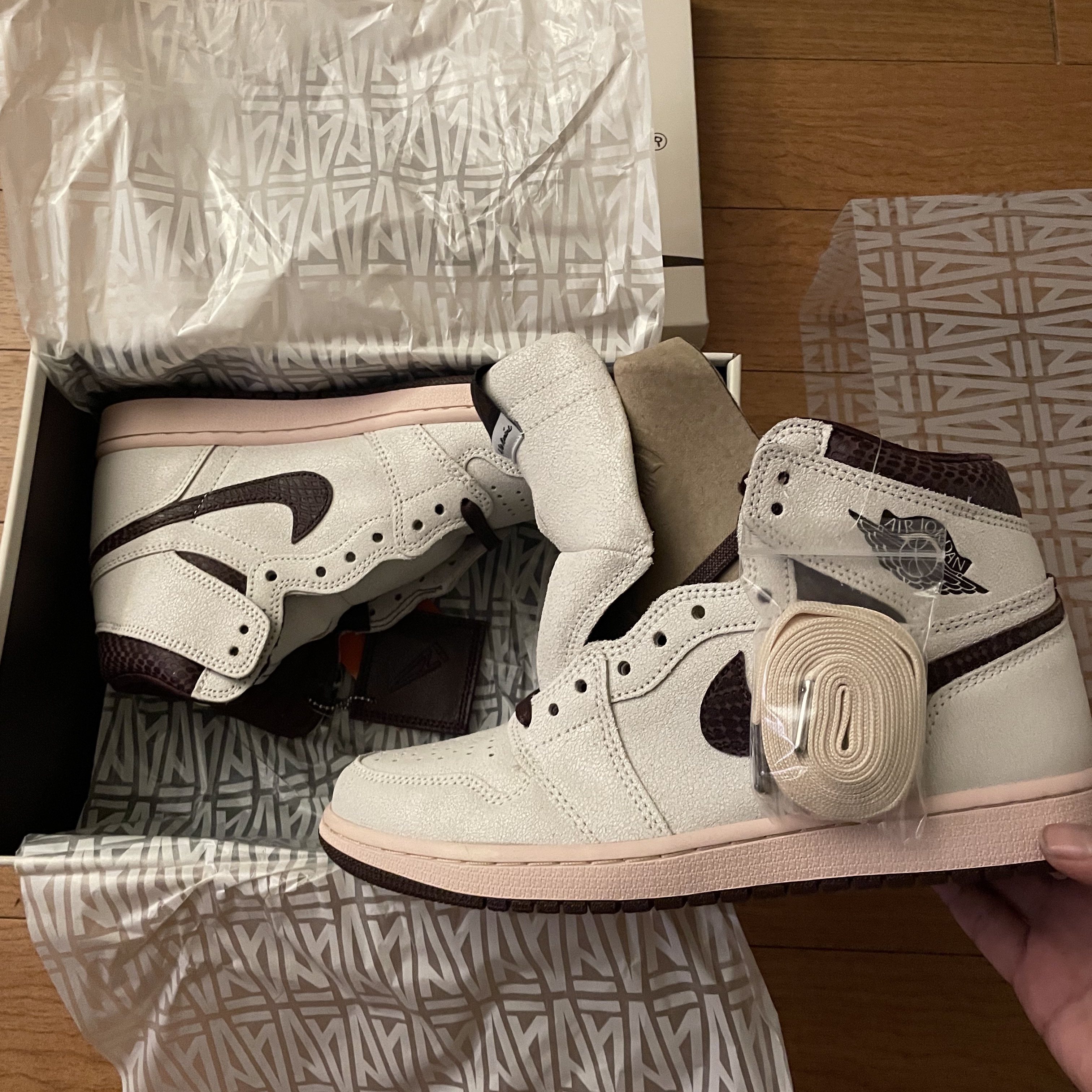 Jordan 1 x A Ma Maniere Retro High OG SP Sail and Burgundy 착용 스타일 - 1