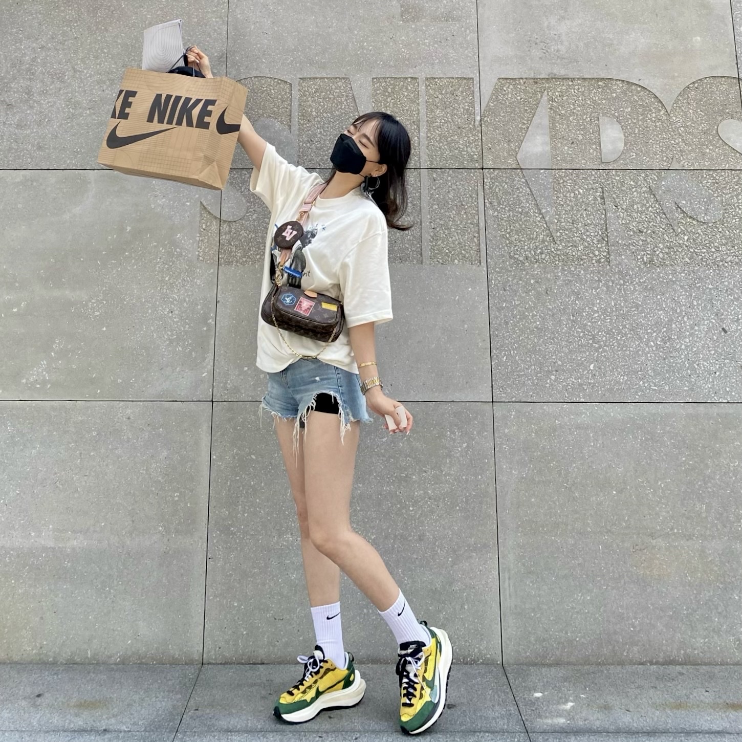 Nike x Sacai VaporWaffle Tour Yellow & Gorge Green Sail, Jordan x Travis Scott x Fragment T-Shirt Sail (DJ0619-133) 착용 스타일 - 1