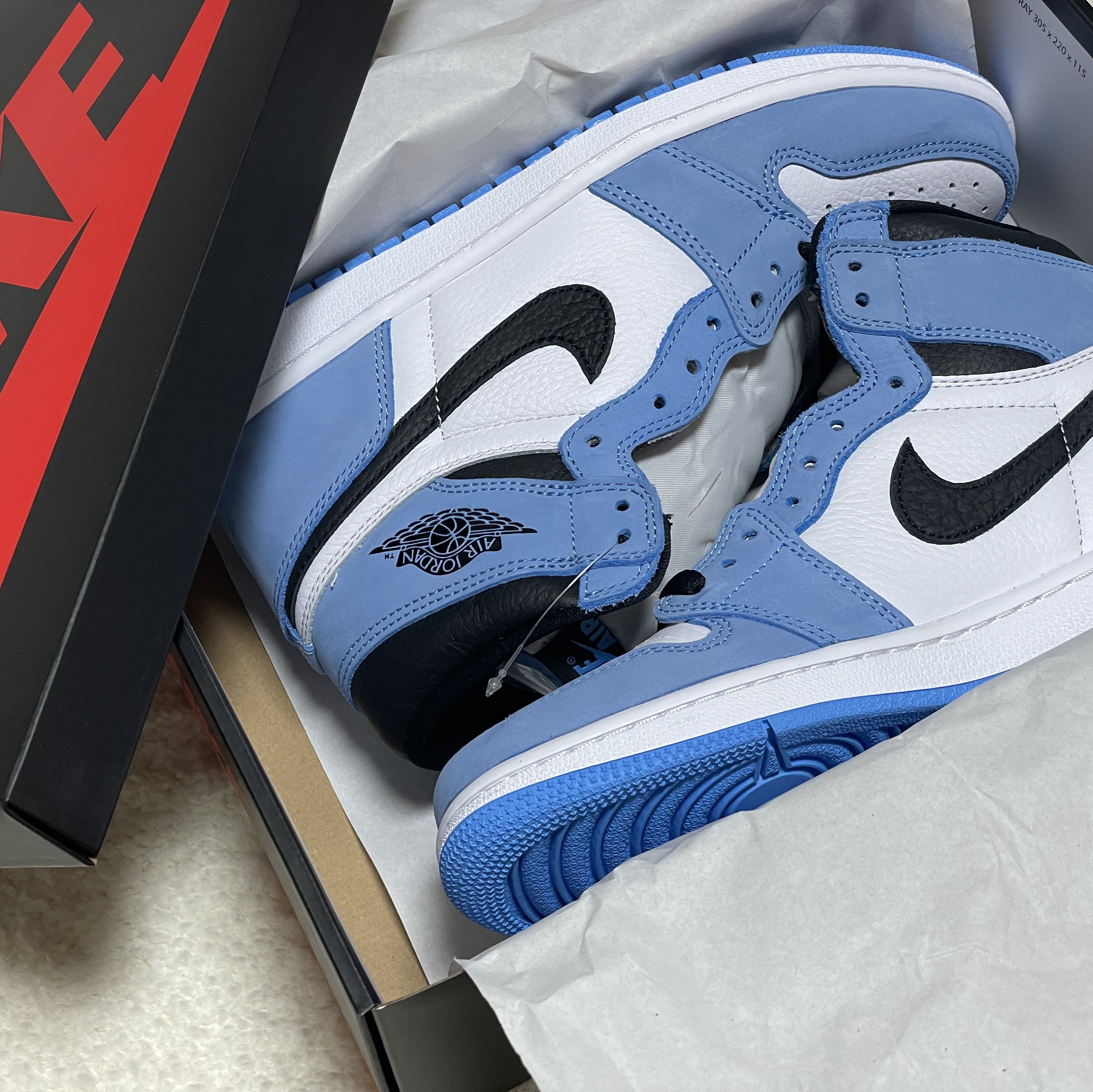 Jordan 1 Retro High OG University Blue 착용 스타일 - 2