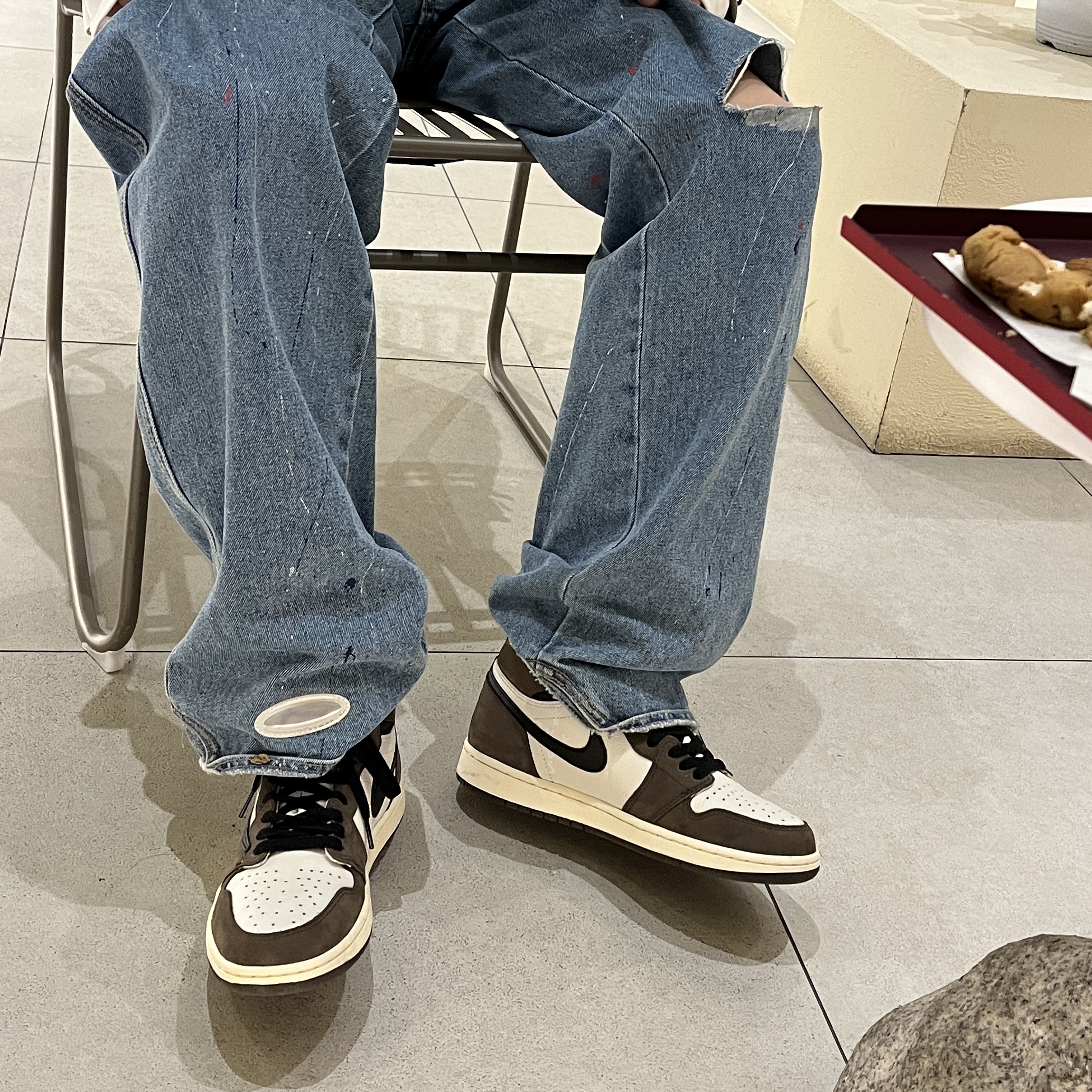 Jordan 1 x Travis Scott Retro High OG SP Mocha 착용 스타일 - 2