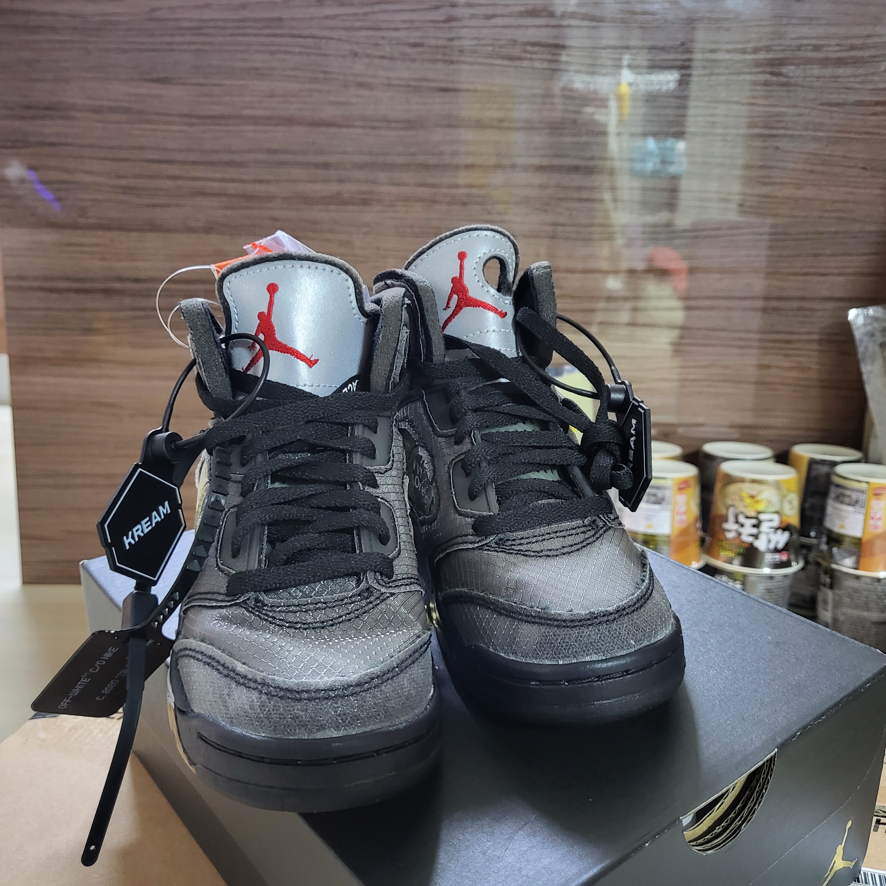 (PS) Jordan 5 x Off-White Retro SP Black Muslin 착용 스타일 - 4