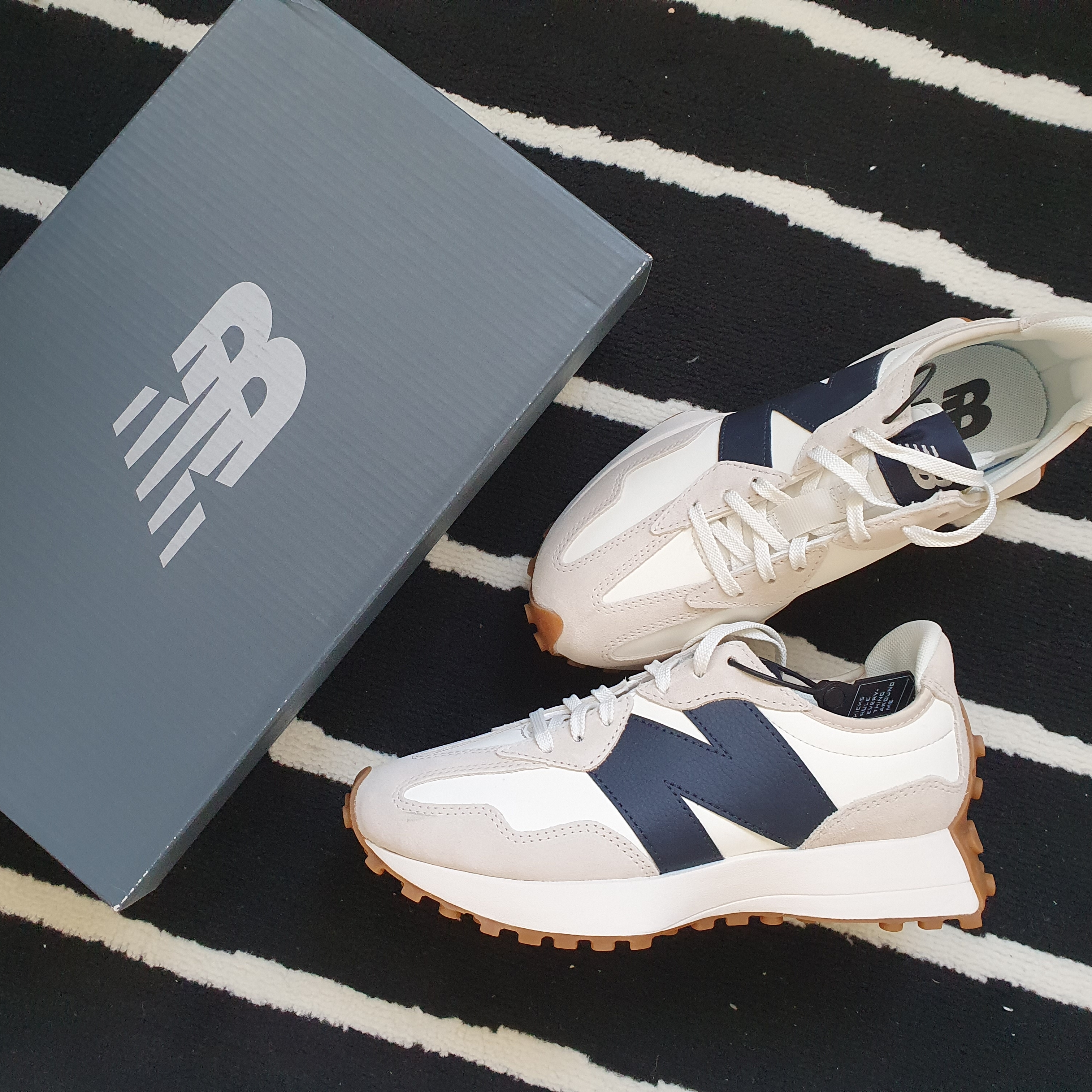 (W) New Balance 327 Beige Gum 착용 스타일
