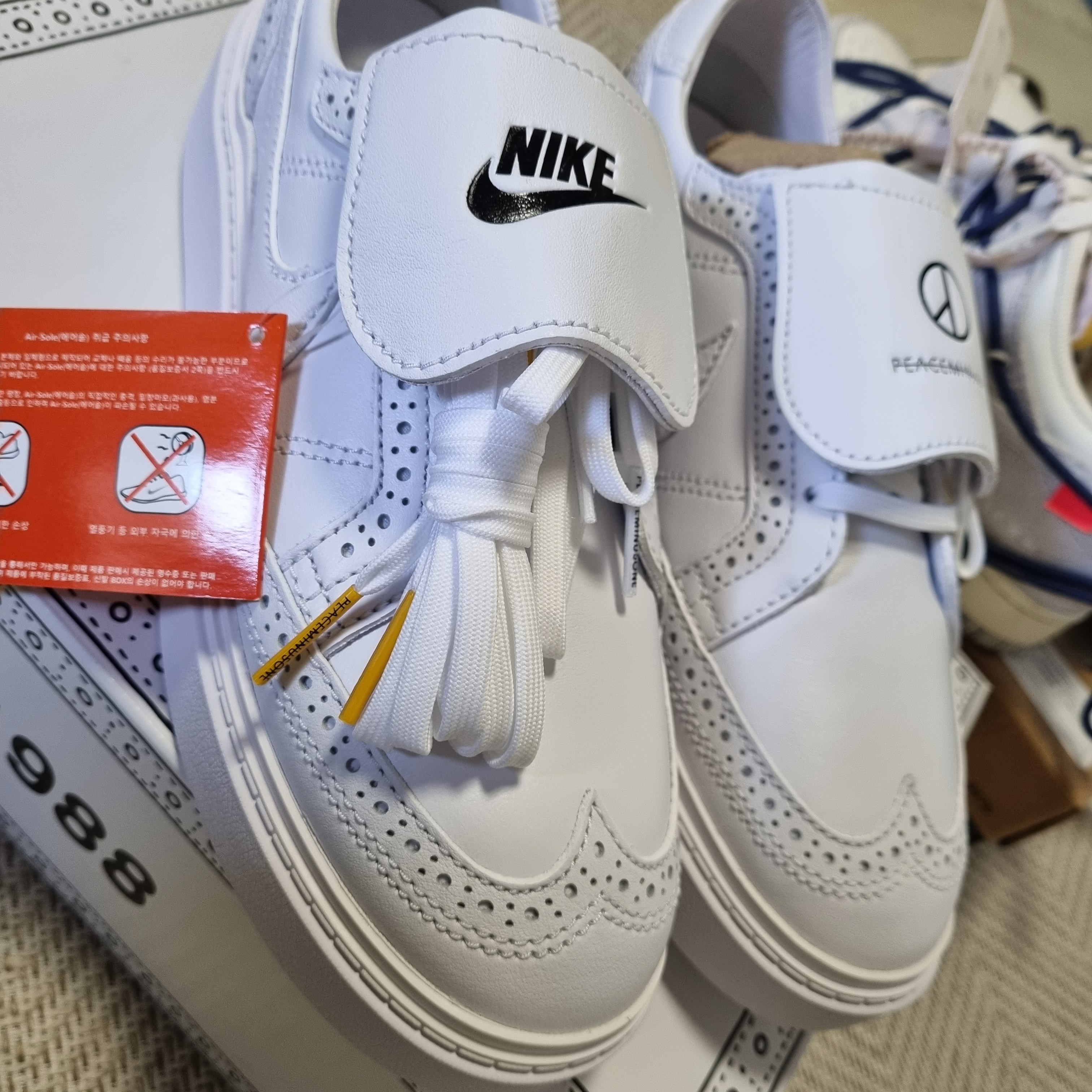 Nike x Peaceminusone Kwondo1 White, Nike x Off-White Dunk Low The 50 - Lot 18 착용 스타일