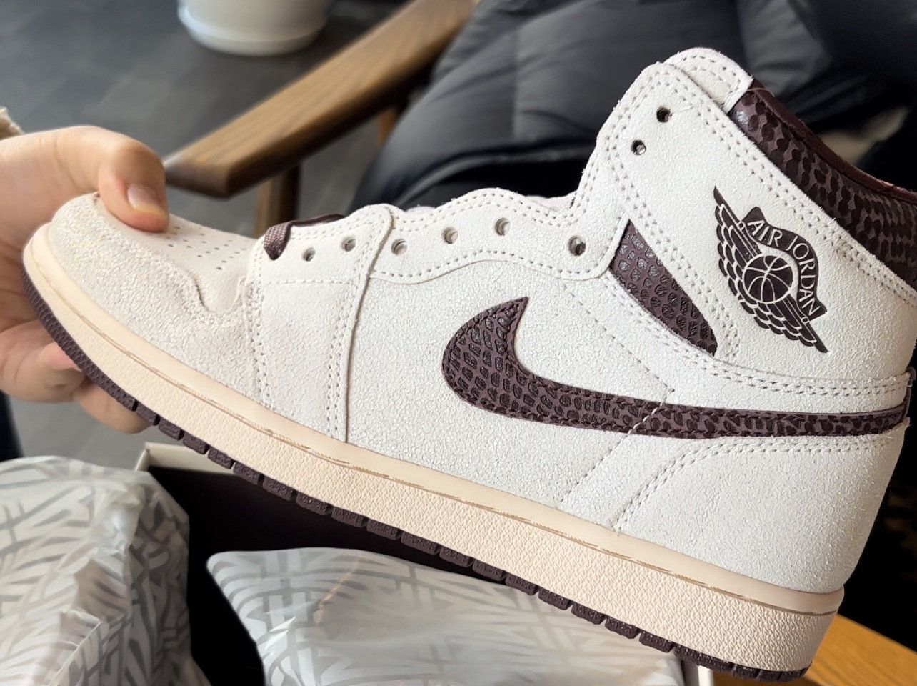 Jordan 1 x A Ma Maniere Retro High OG SP Sail and Burgundy 착용 스타일 - 2