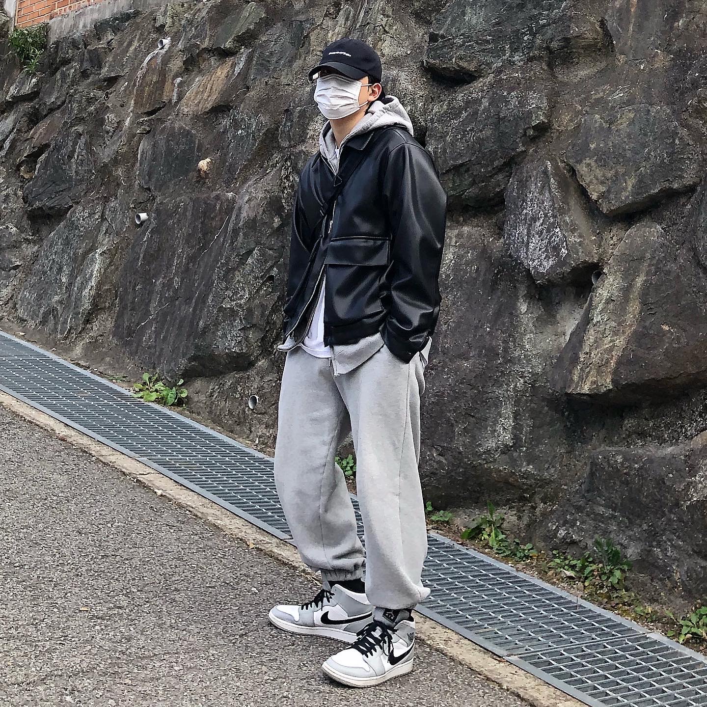 Jordan 1 Mid Light Smoke Grey 착용 스타일 - 2