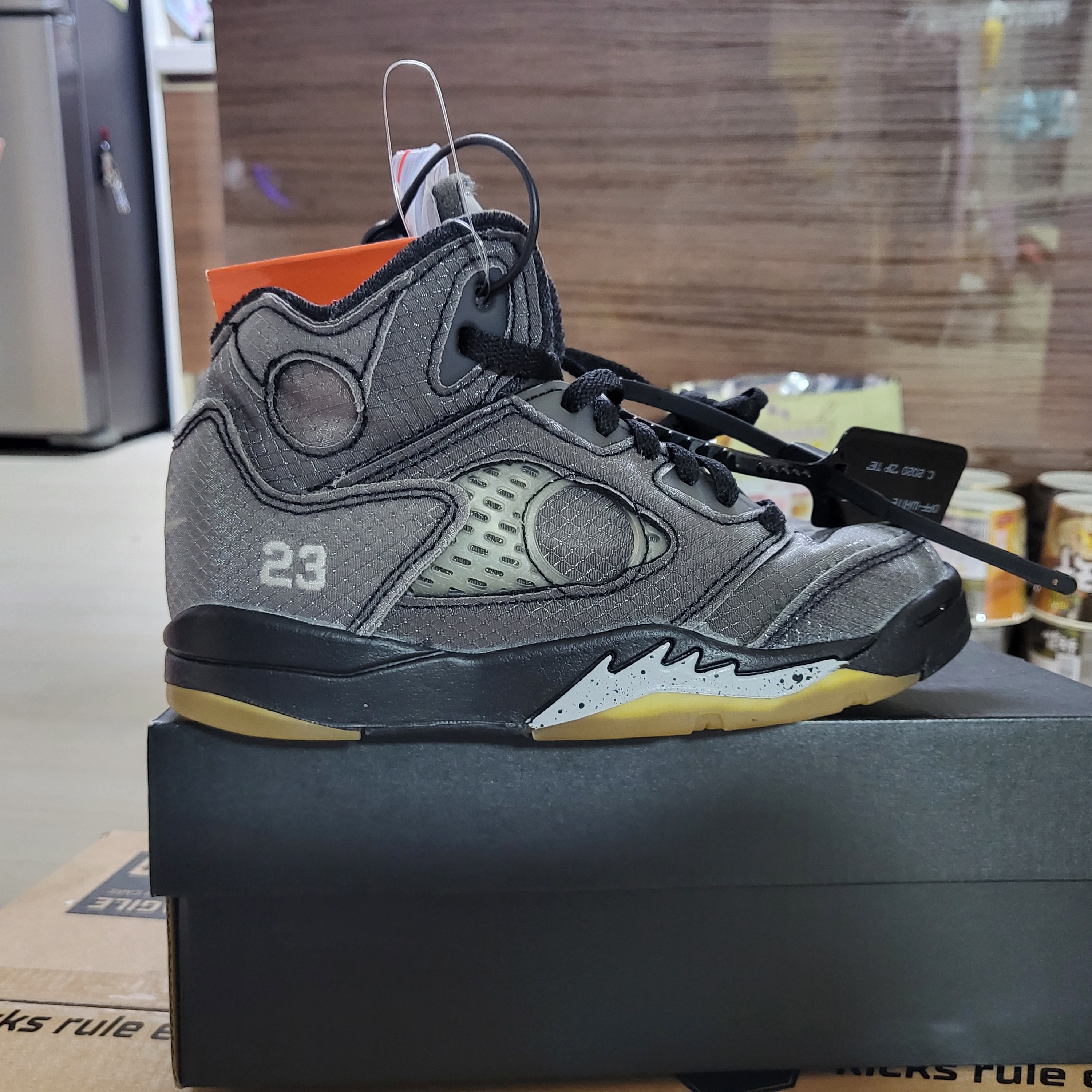 (PS) Jordan 5 x Off-White Retro SP Black Muslin 착용 스타일 - 2