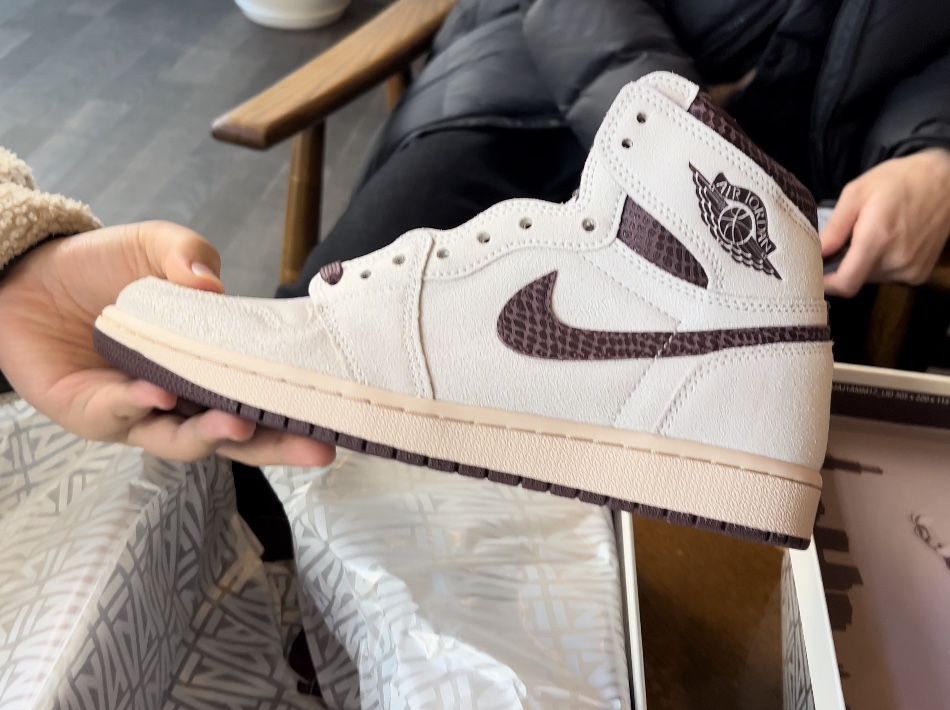 Jordan 1 x A Ma Maniere Retro High OG SP Sail and Burgundy 착용 스타일 - 3