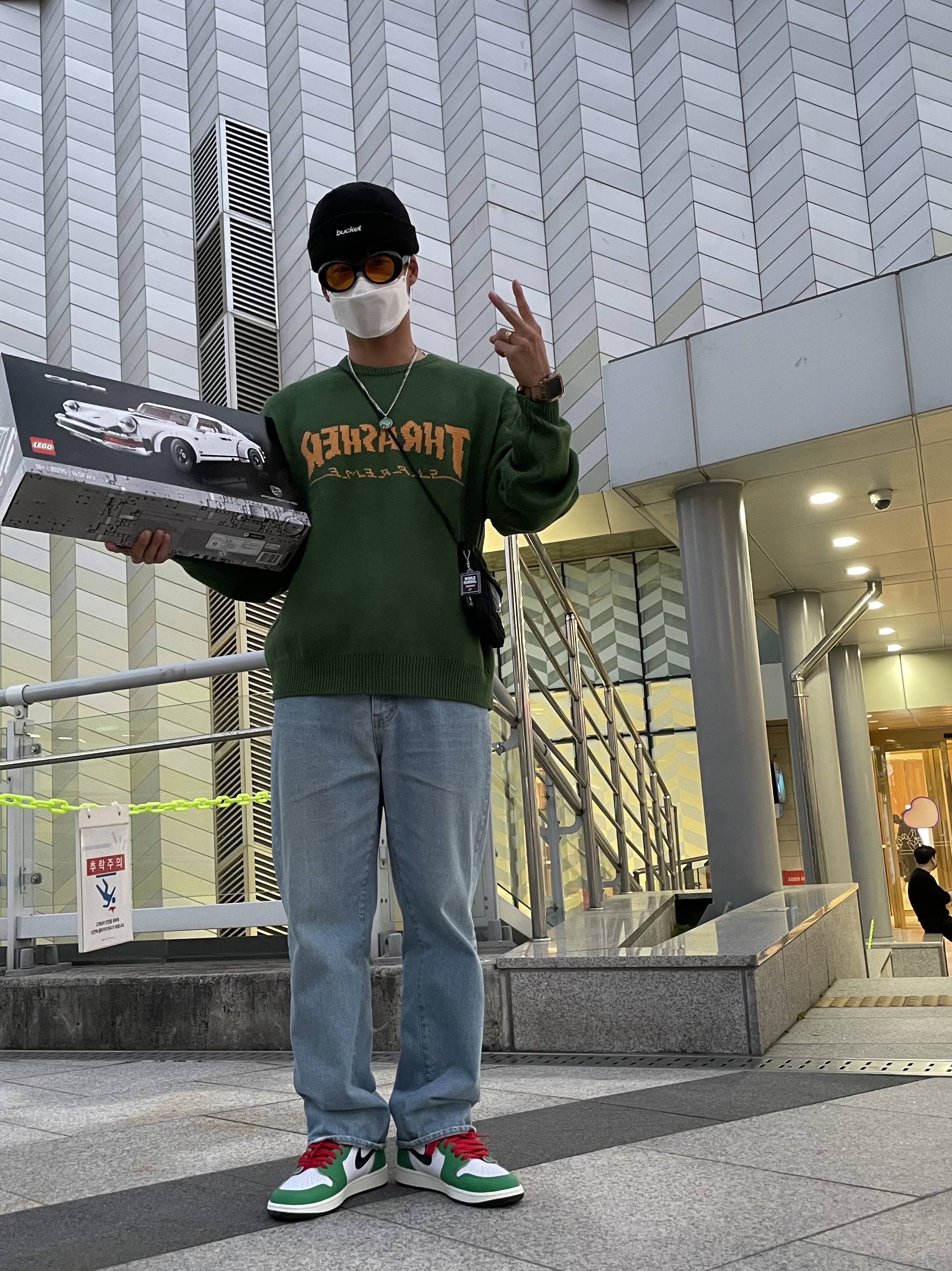 Supreme x Thrasher Sweater Green - 21FW, Supreme Utility Pouch Black - 19SS 착용 스타일 - 2