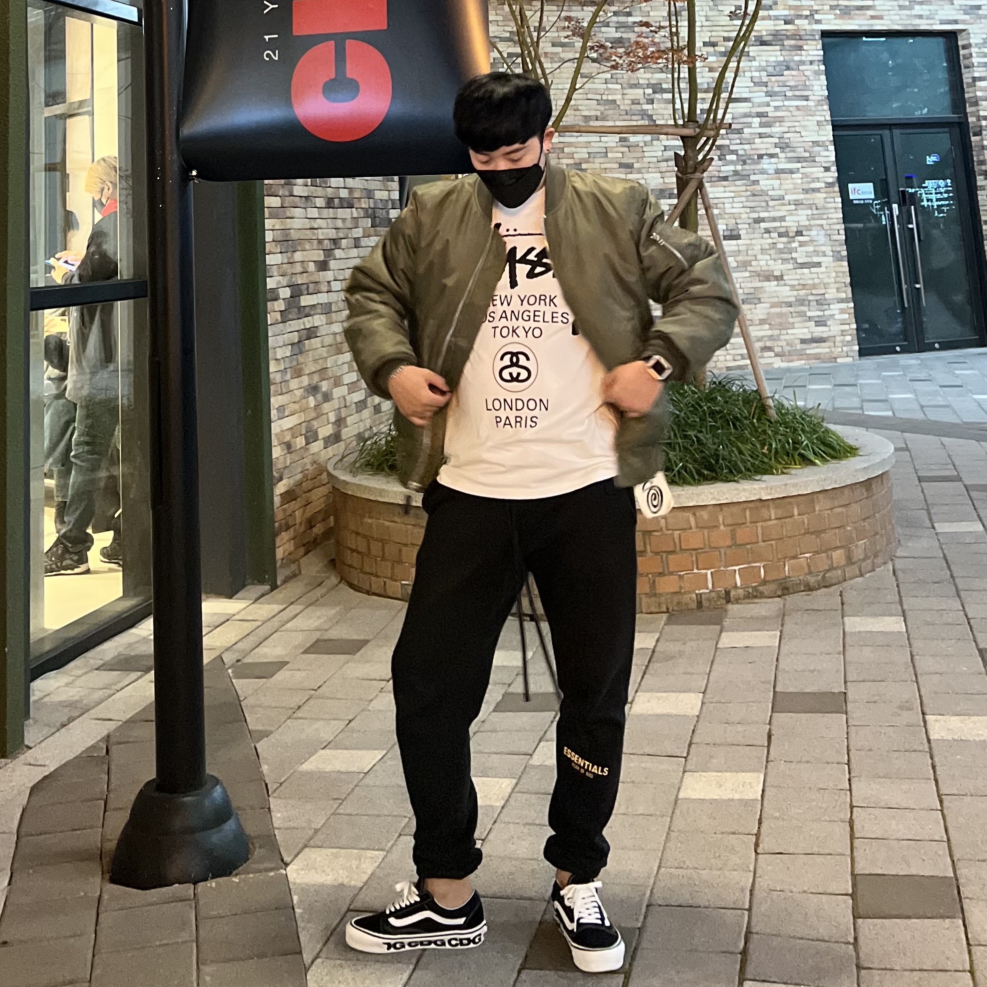 Essentials Sweatpants Black - 21SS, Stussy World Tour LS T-Shirt White 착용 스타일 - 1