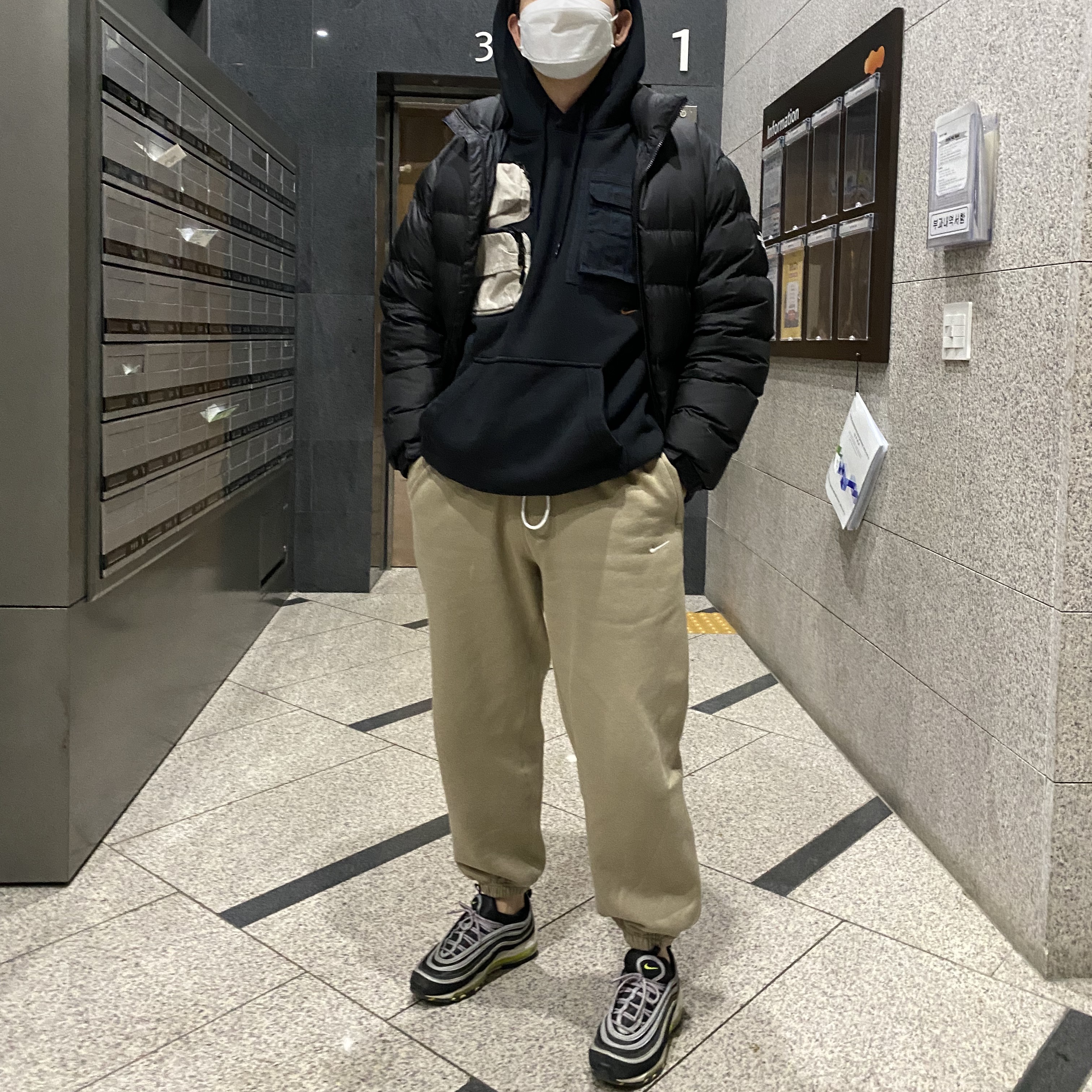(W) Nike NRG Solo Swoosh Fleece Pants Khaki - Asia, Nike Air Max 97 OG Black Volt Asia 착용 스타일