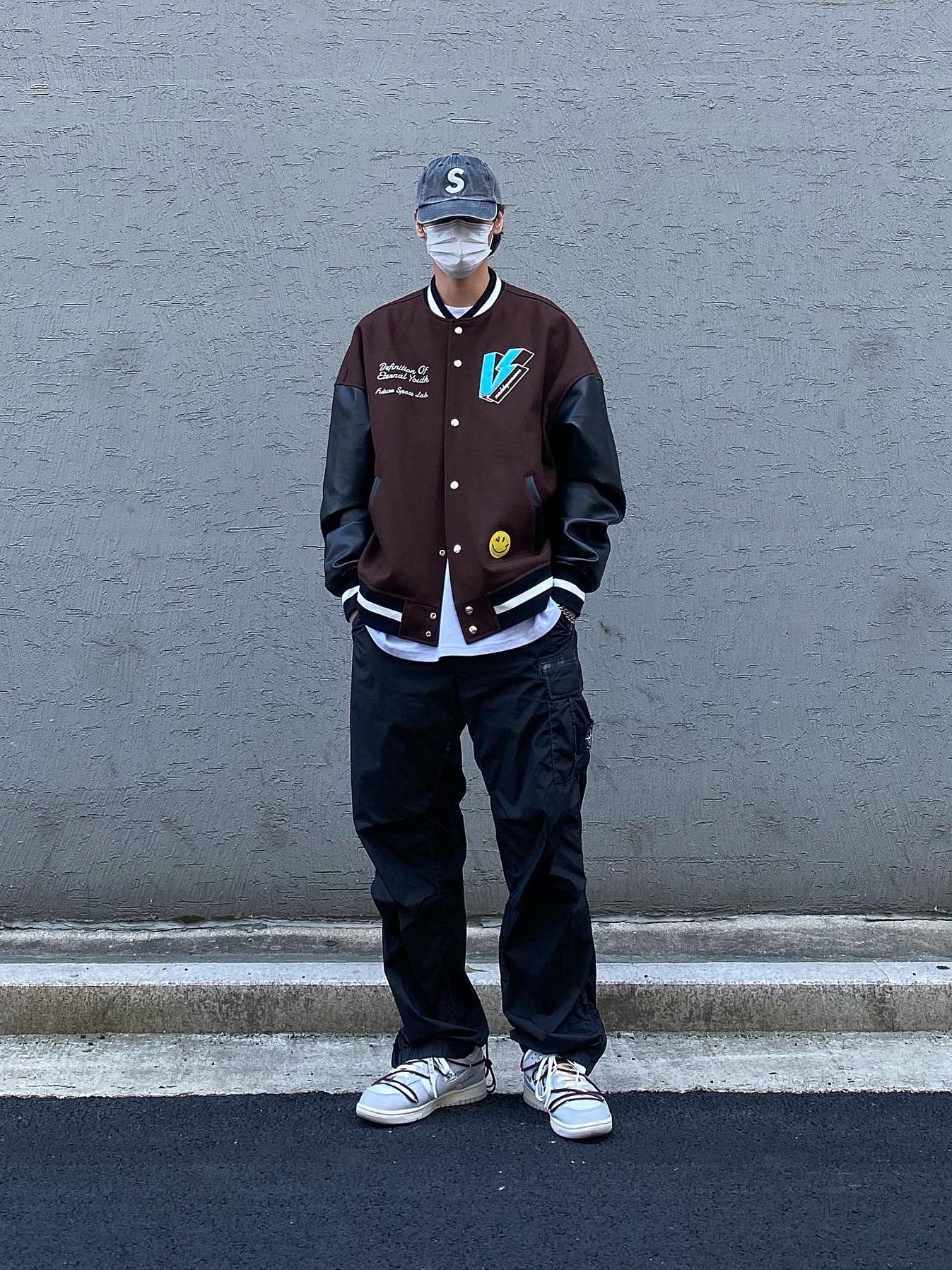Supreme Pigment Print S Logo 6-Panel Black - 20SS, Supreme x Stone Island Painted Camo Nylon Cargo Pants Black - 20FW 착용 스타일 - 1
