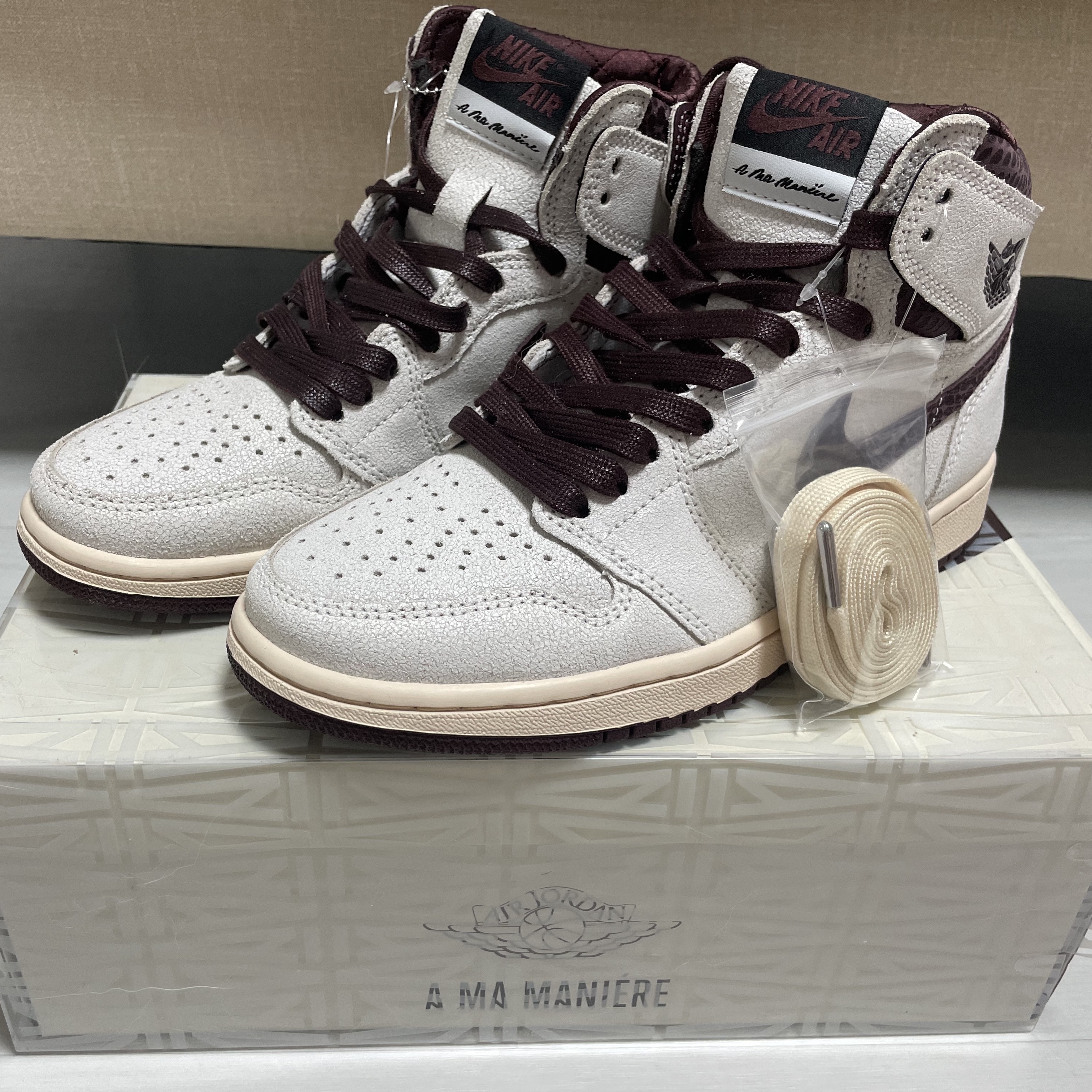 Jordan 1 x A Ma Maniere Retro High OG SP Sail and Burgundy 착용 스타일 - 4