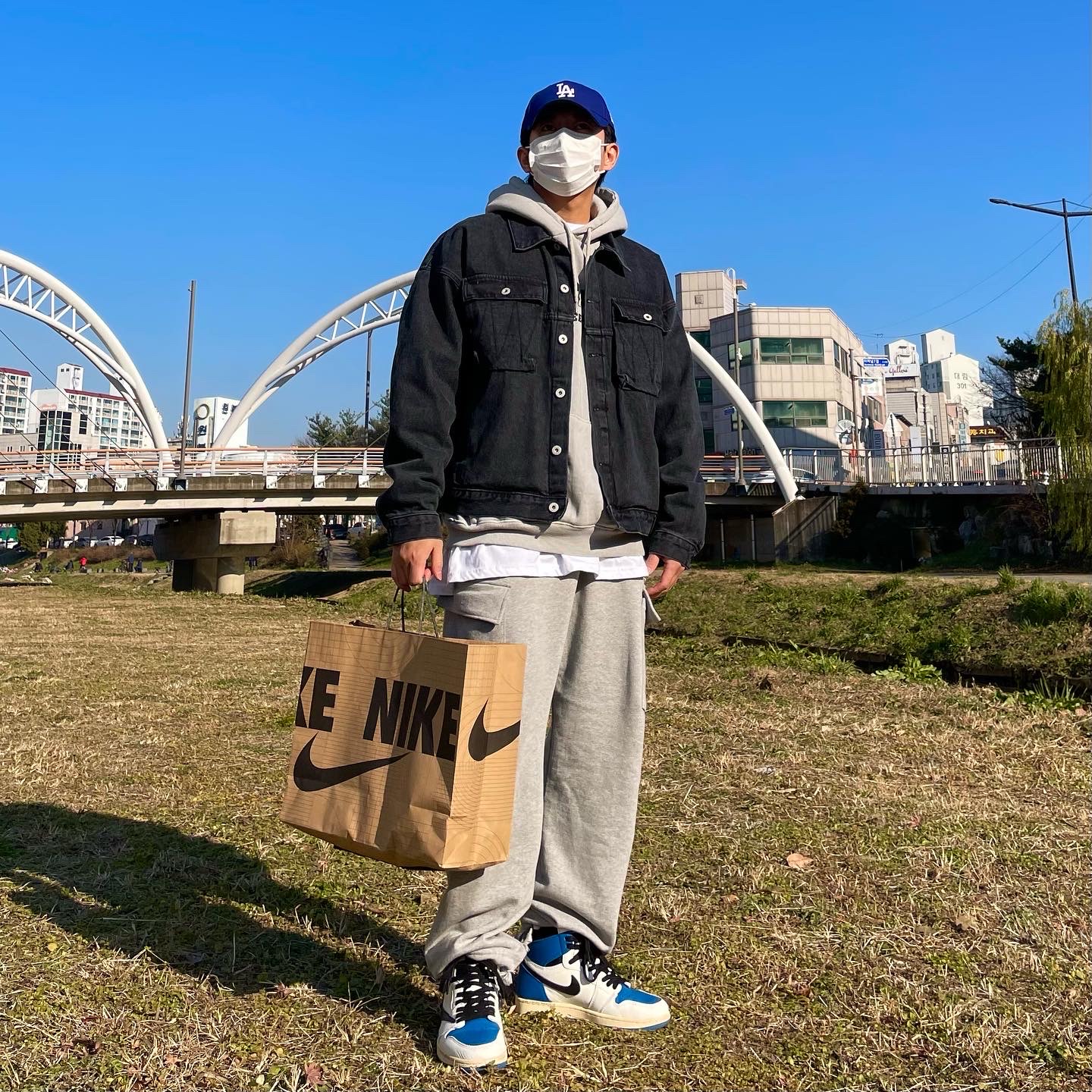 Jordan 1 x Travis Scott x Fragment Retro High OG SP Military Blue 착용 스타일 - 1