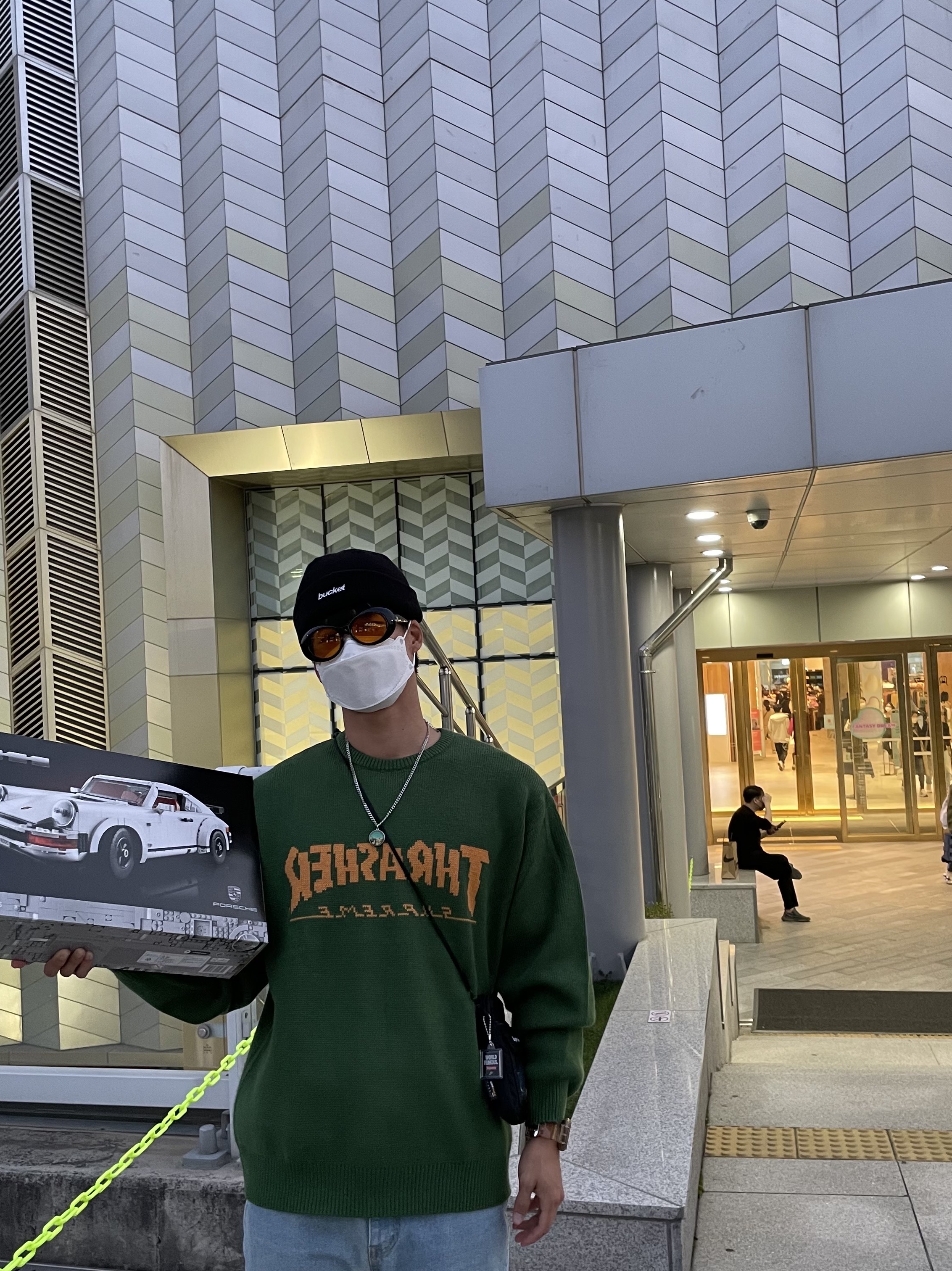 Supreme x Thrasher Sweater Green - 21FW, Supreme Utility Pouch Black - 19SS 착용 스타일 - 1