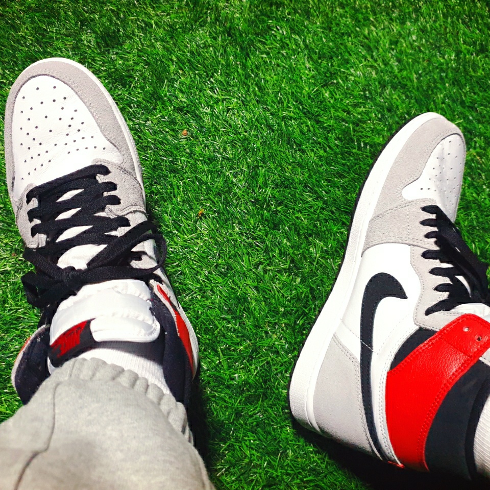 Jordan 1 Retro High OG Light Smoke Grey 착용 스타일 - 5
