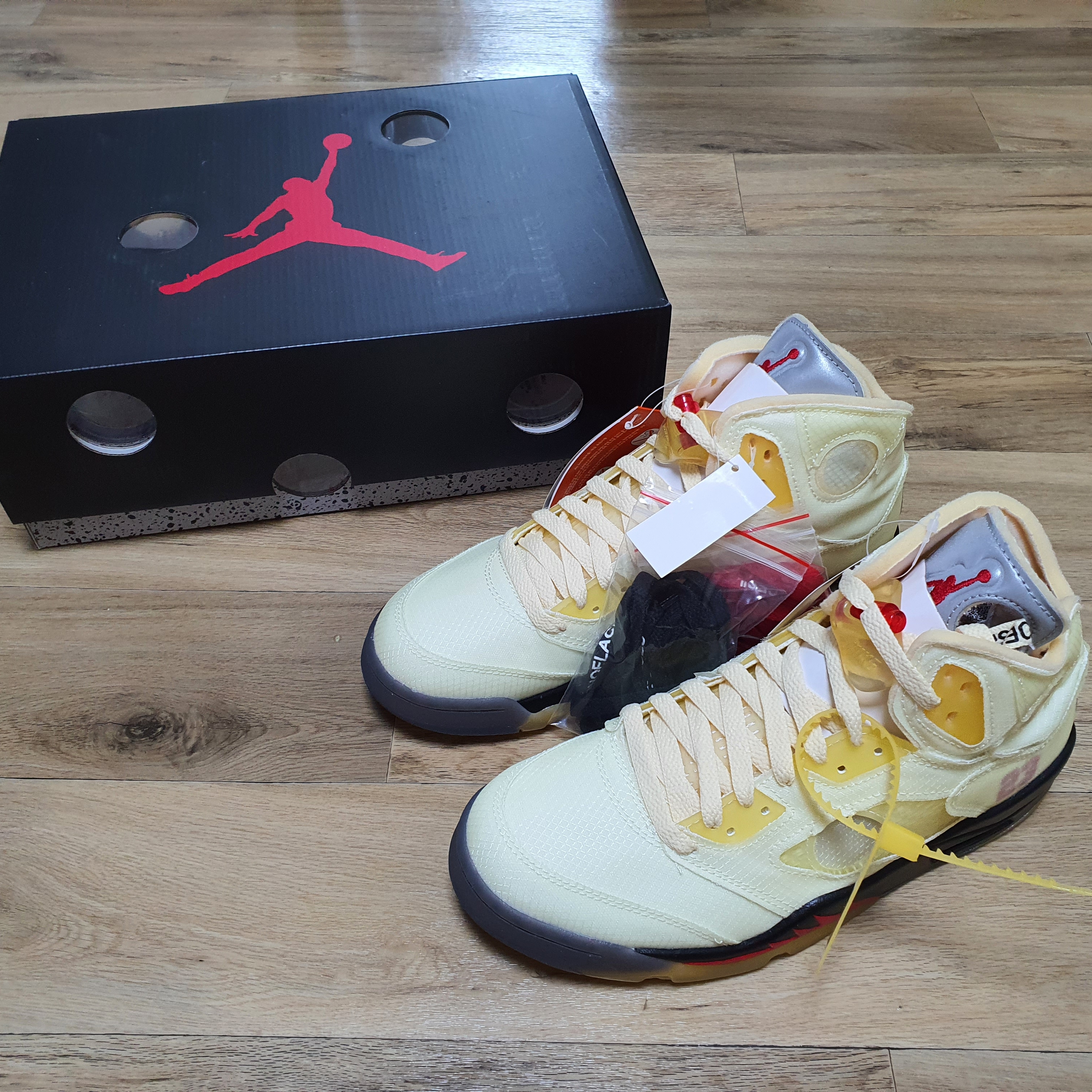 Jordan 5 x Off-White Retro SP Sail Fire Red 착용 스타일