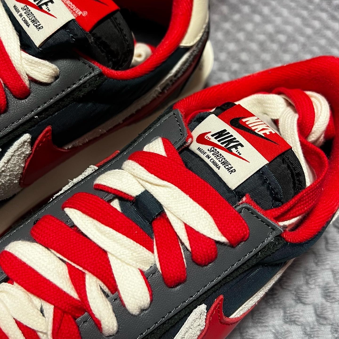 Nike x Sacai x Undercover LDWaffle Midnight Spruce University Red 착용 스타일 - 2