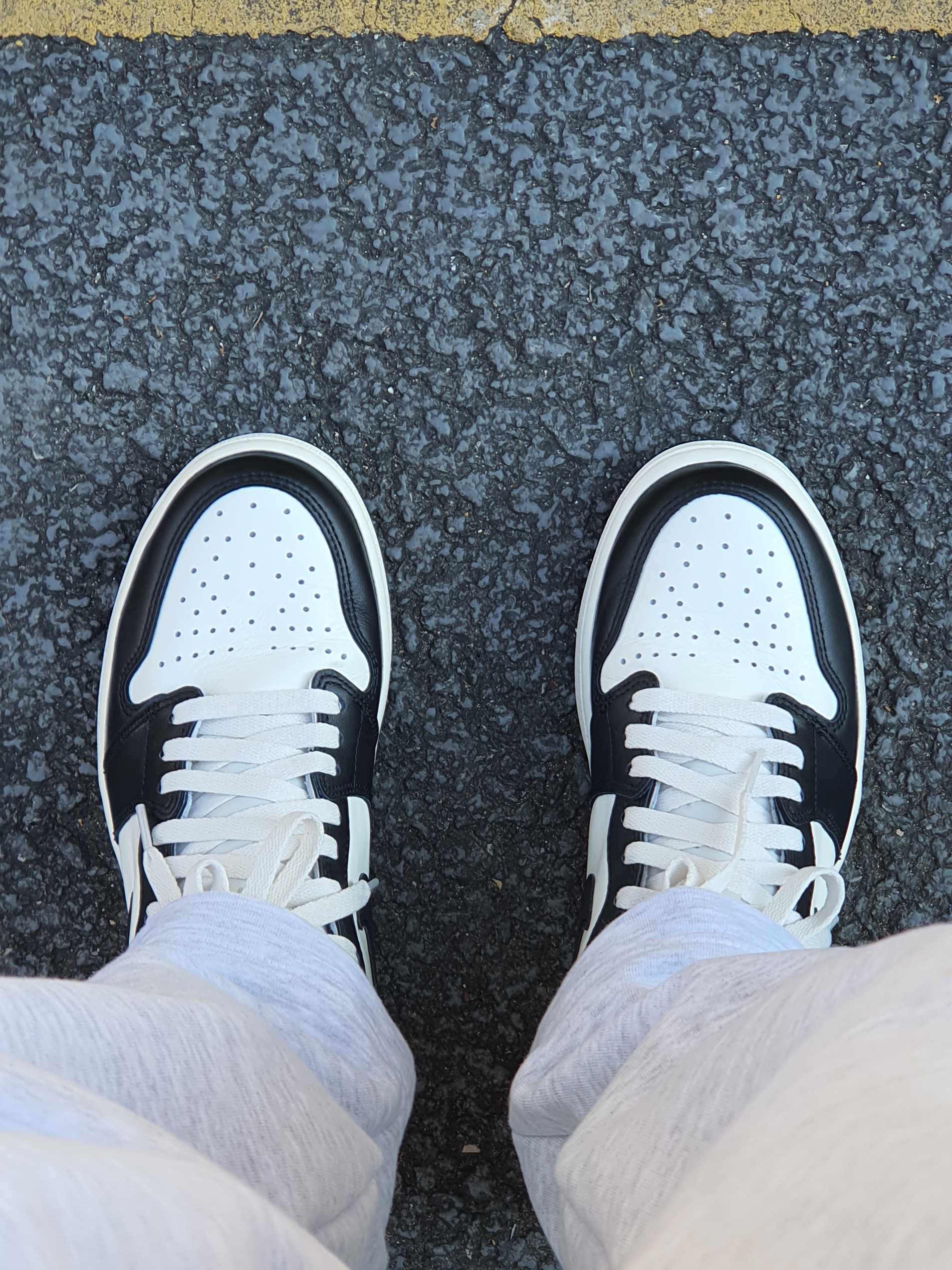 Jordan 1 Retro High OG Black Mocha 착용 스타일 - 1