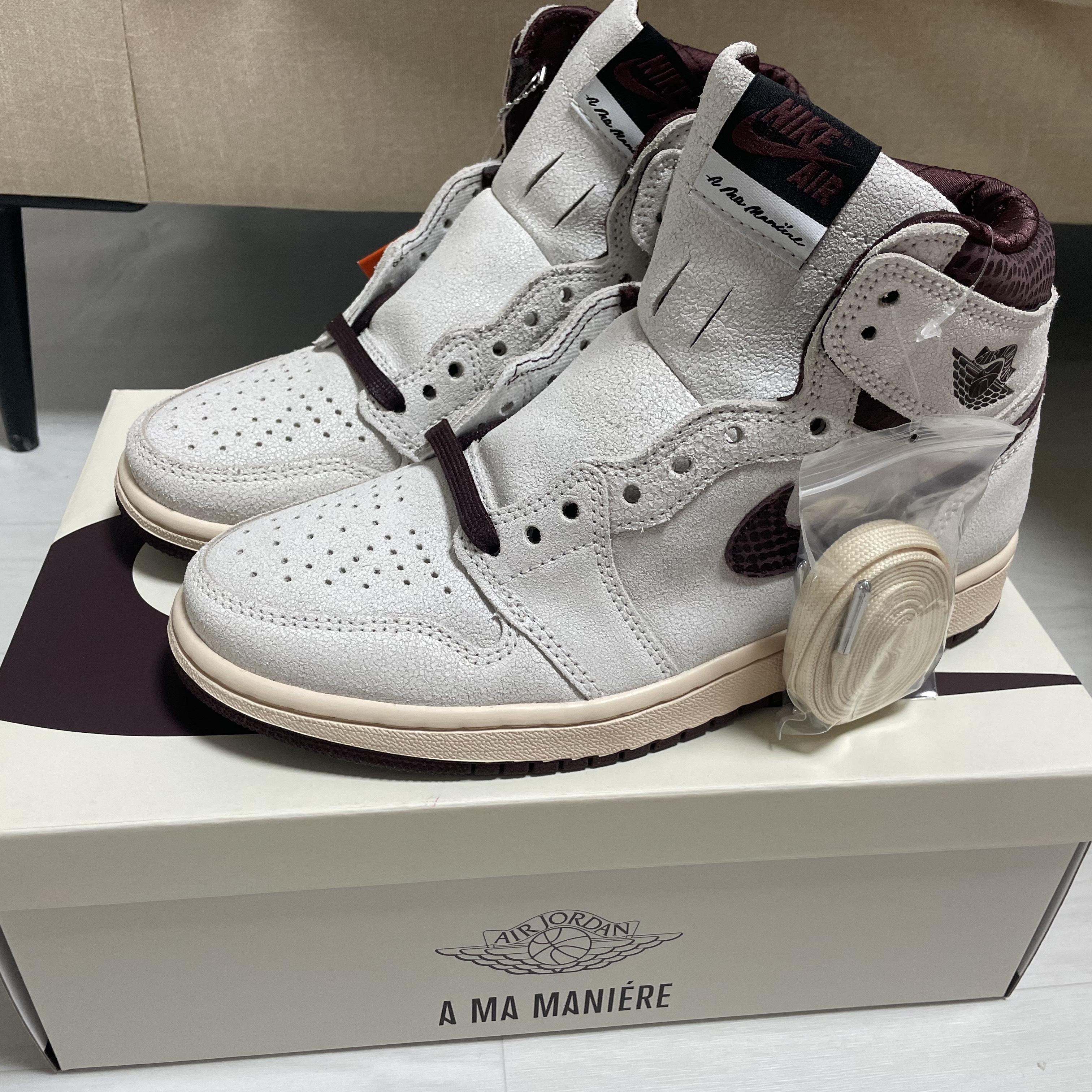 Jordan 1 x A Ma Maniere Retro High OG SP Sail and Burgundy 착용 스타일 - 3