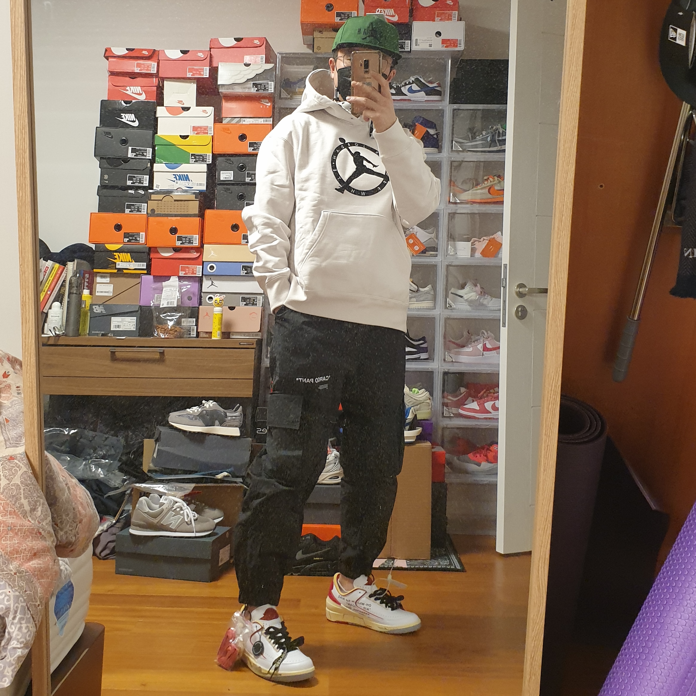 Jordan 2 x Off-White Retro Low SP White and Varsity Red, Jordan x Off-White Pro Jumpman Air Cap Forest Green 착용 스타일 - 1