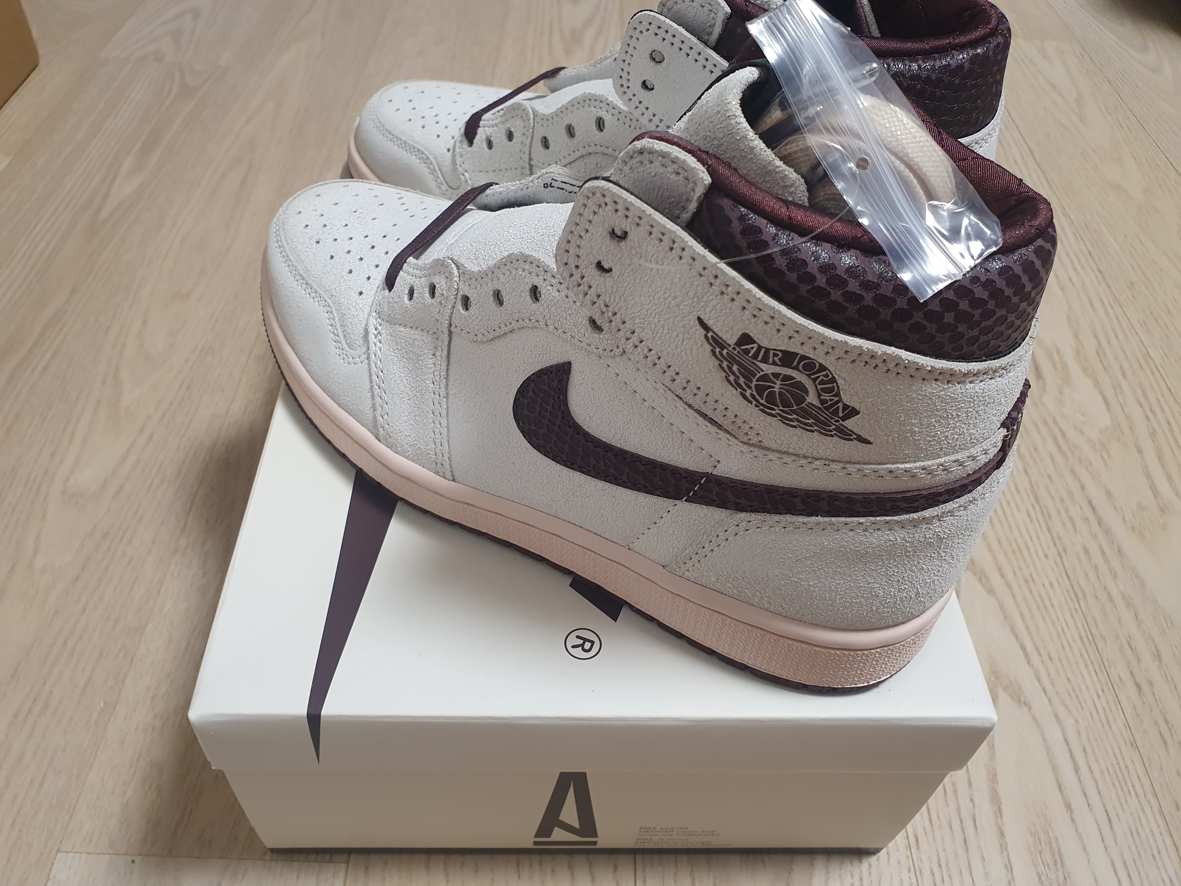 Jordan 1 x A Ma Maniere Retro High OG SP Sail and Burgundy, New Balance x Casablanca XC-72 Marshmallow Brilliant White 착용 스타일 - 2