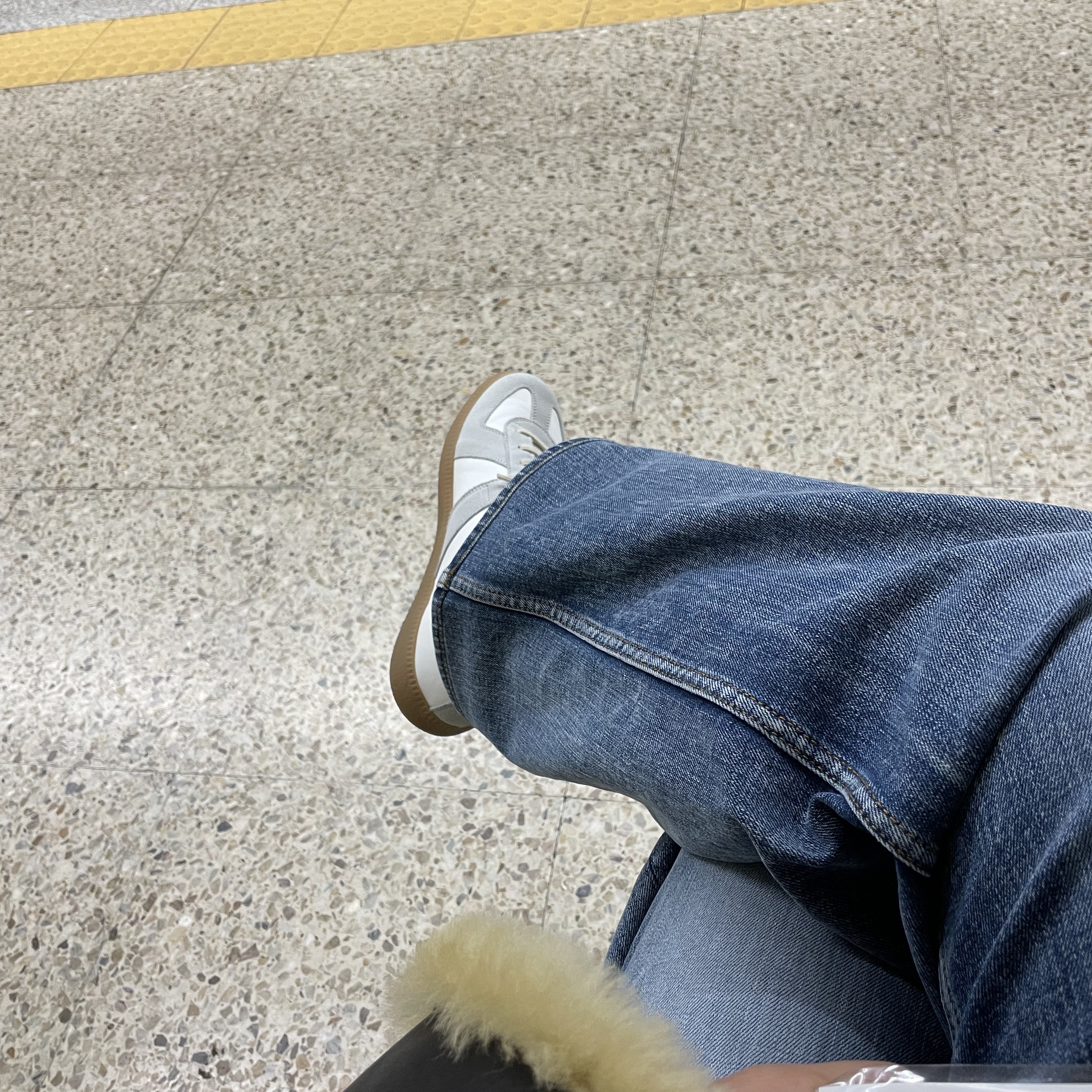 Maison Margiela Calfskin Replica Sneakers, New Balance 530 Steel Grey 착용 스타일 - 2