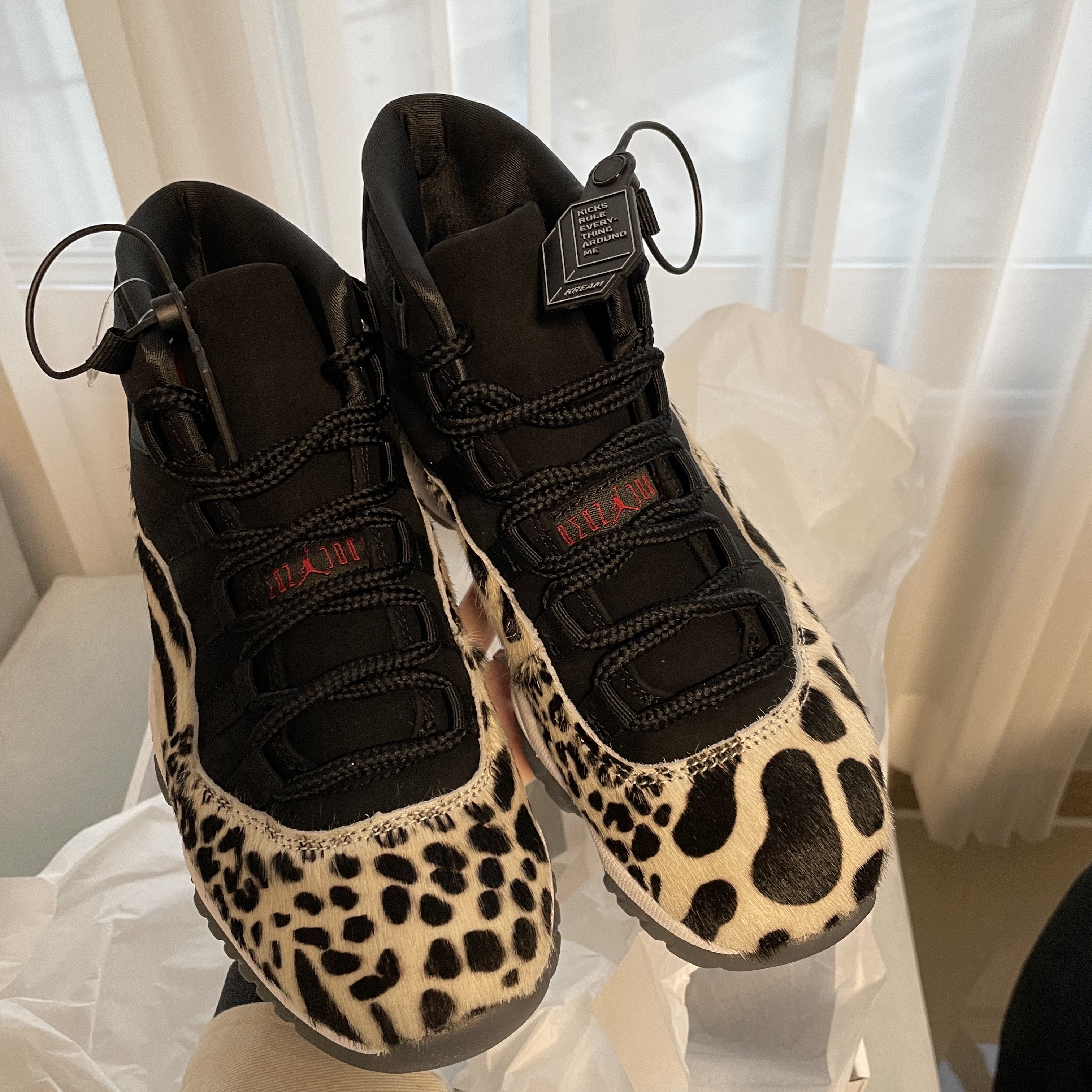(W) Jordan 11 Retro Animal Instinct Black White 착용 스타일 - 1