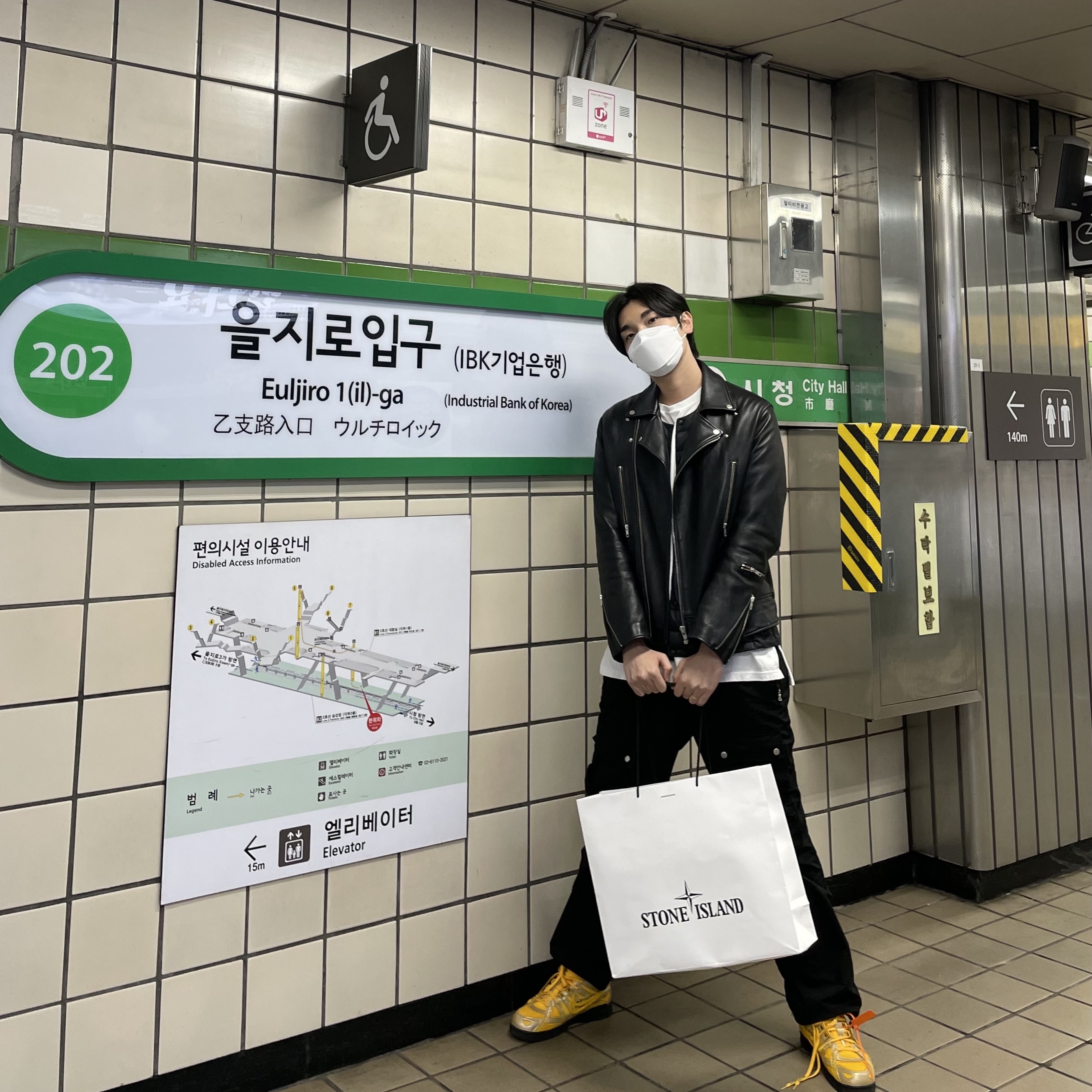 Nike x Off-White Air Rubber Dunk University Gold 착용 스타일