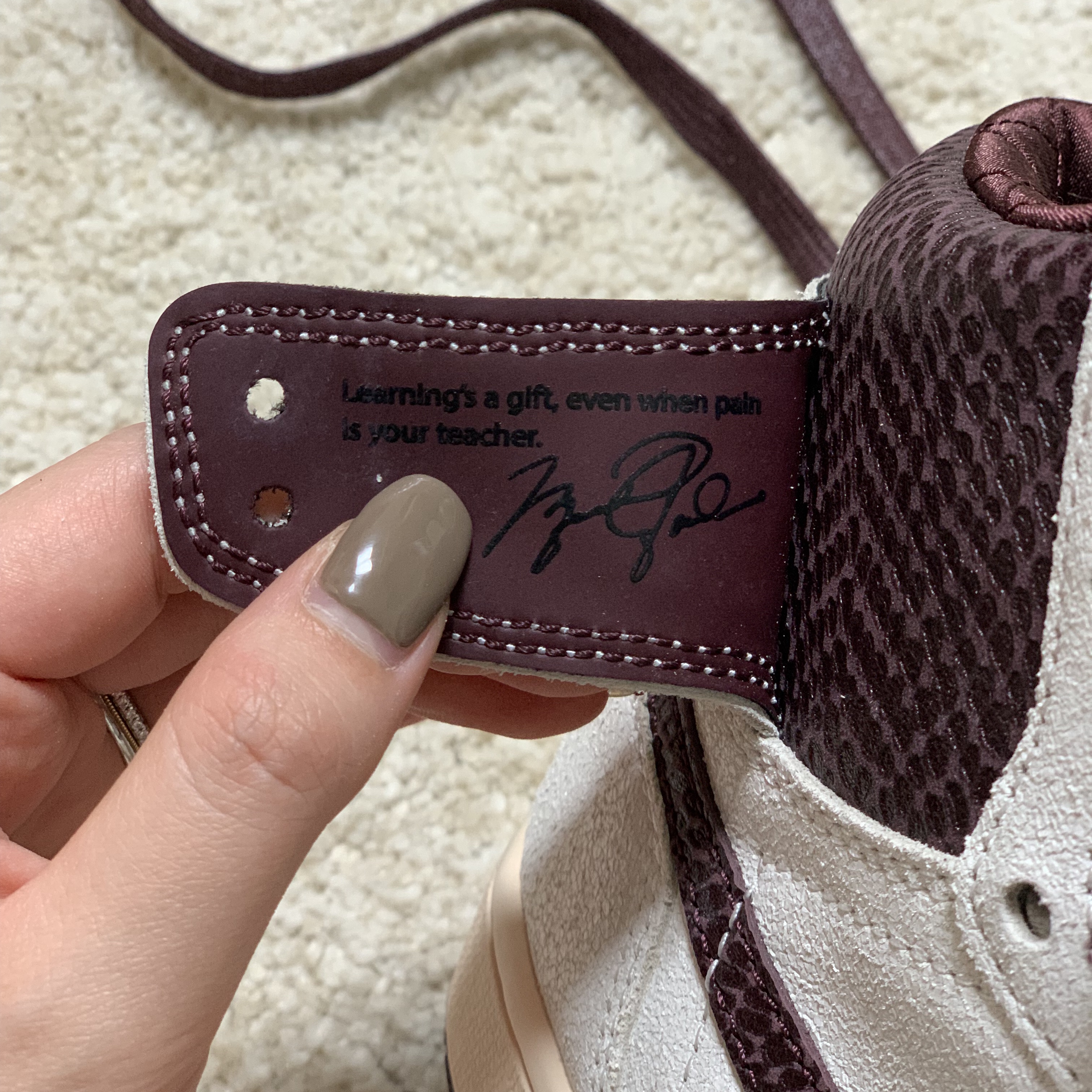 Jordan 1 x A Ma Maniere Retro High OG SP Sail and Burgundy 착용 스타일 - 3