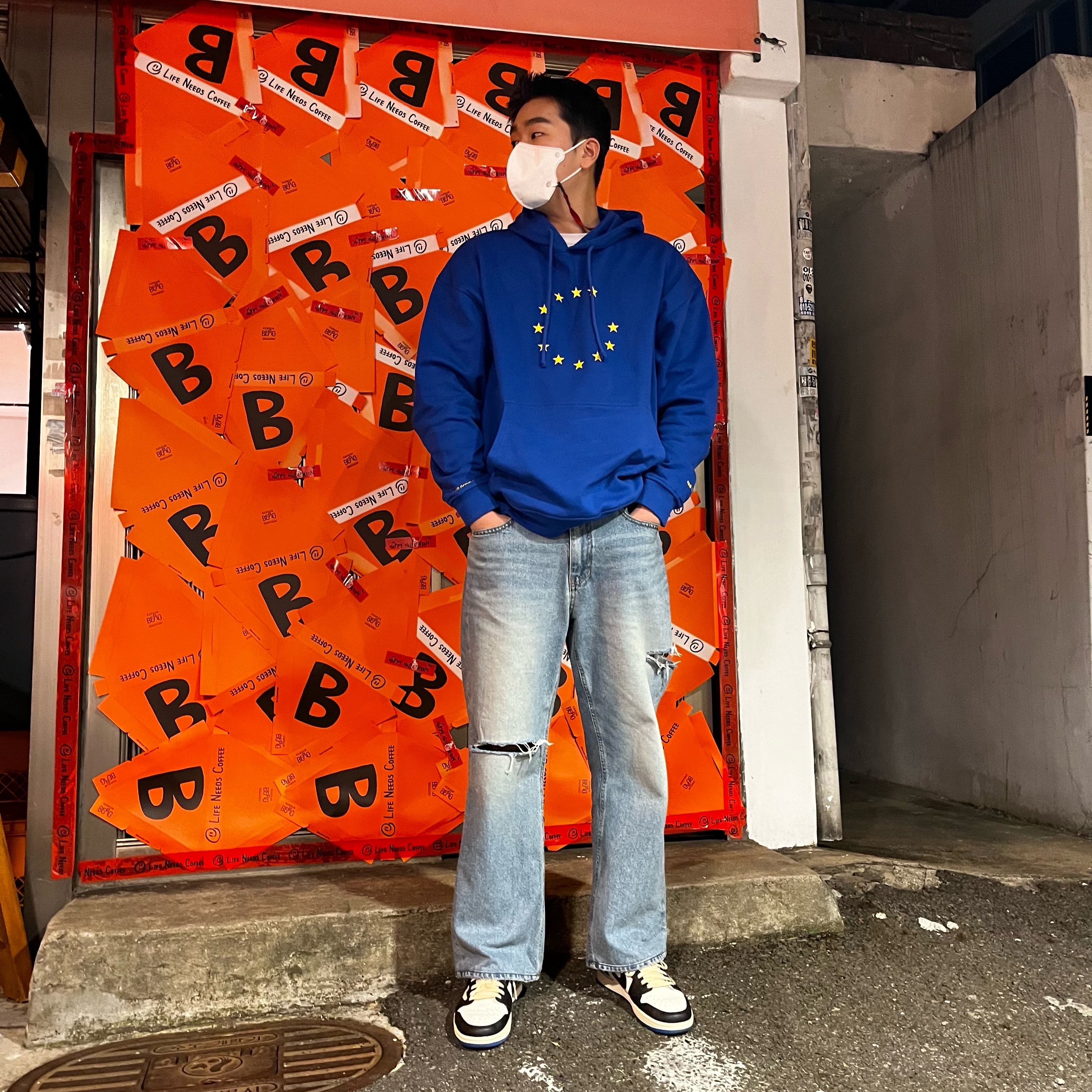 Jordan 1 x Travis Scott x Fragment Retro Low OG SP Military Blue, Souvenir Official Eunify Classic Hoodie Blue 착용 스타일 - 1