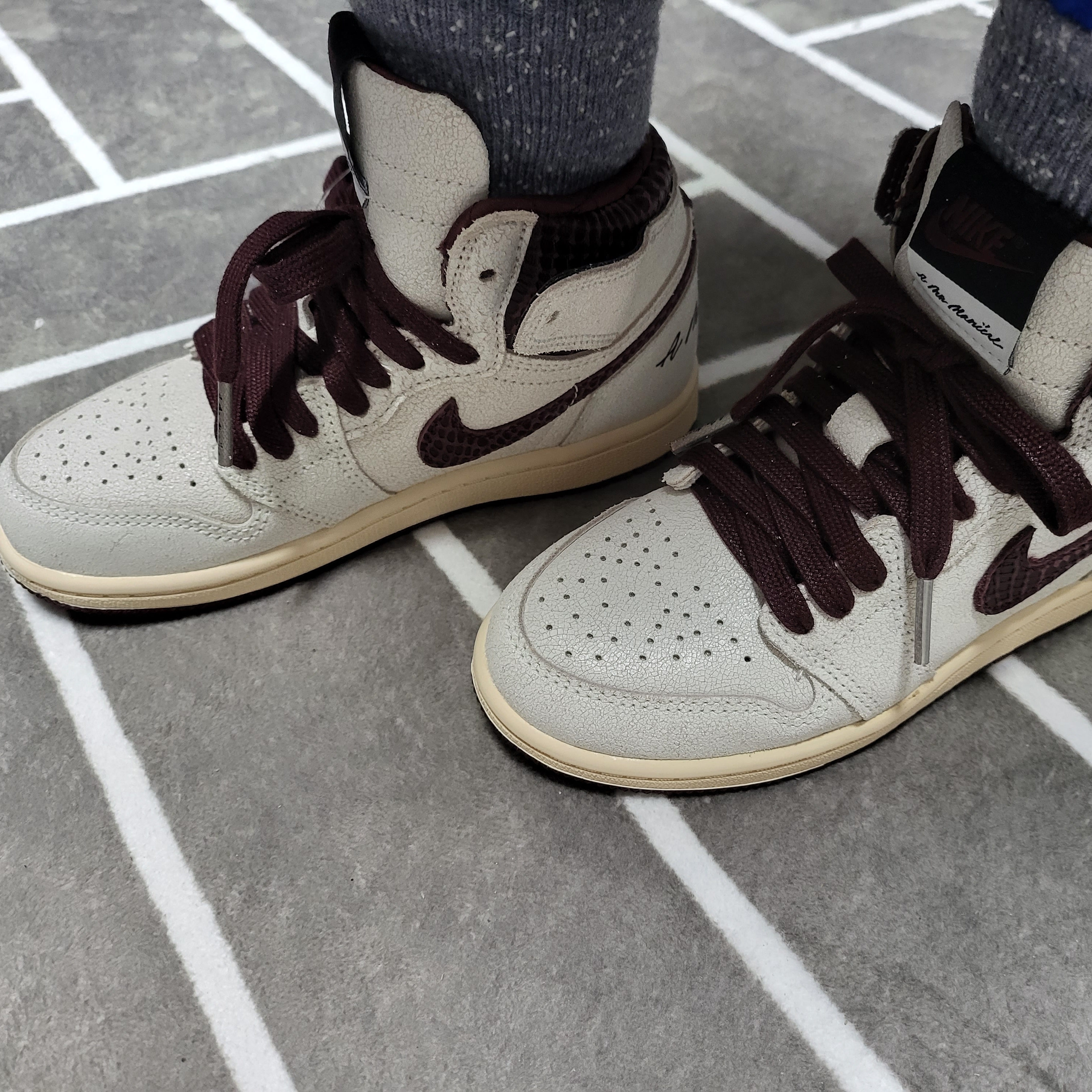 (PS) Jordan 1 x A Ma Maniere Retro High OG SP Burgundy and Sail 착용 스타일 - 4